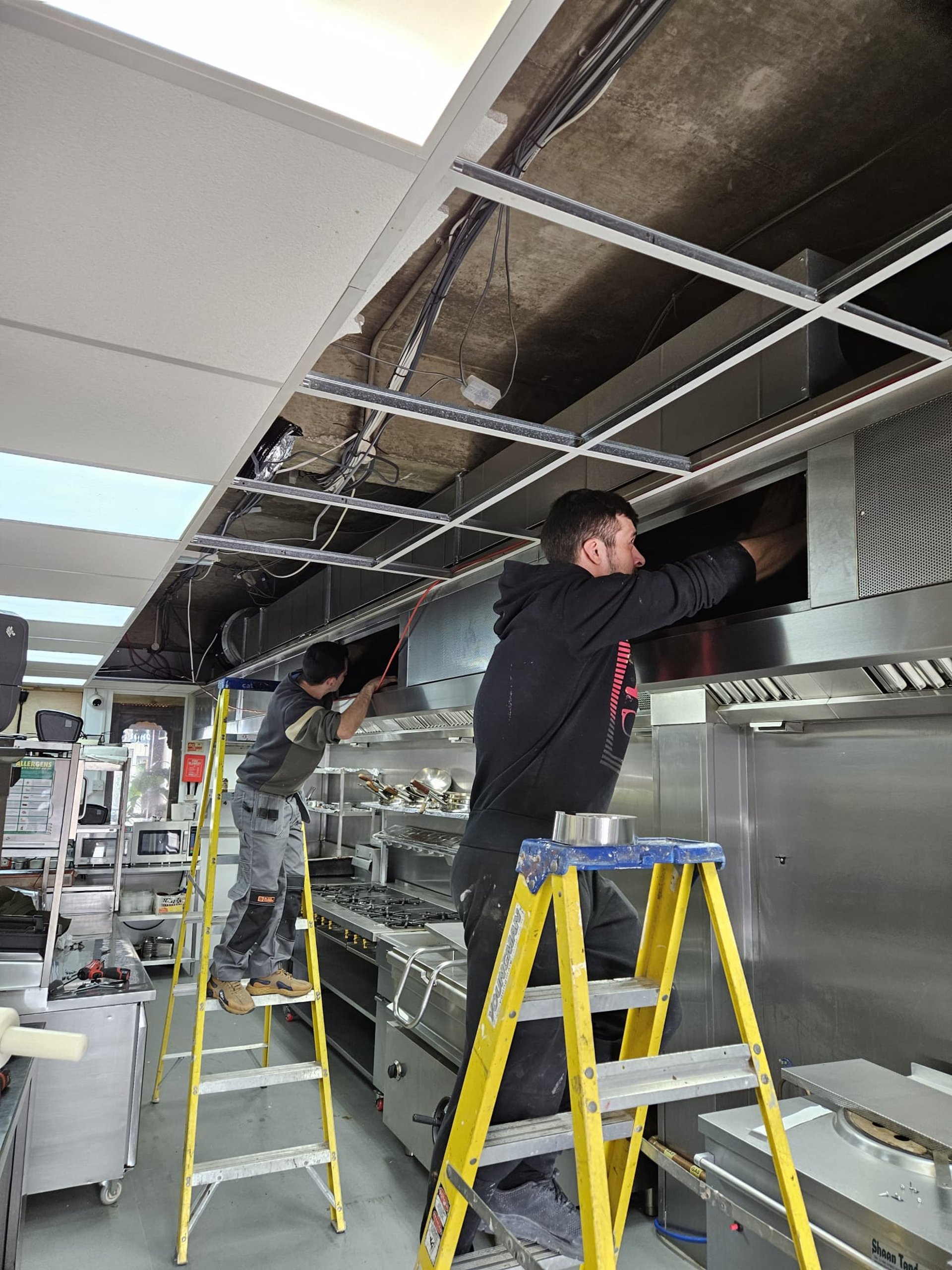 man in green crew neck t-shirt holding orange and yellow plastic cups