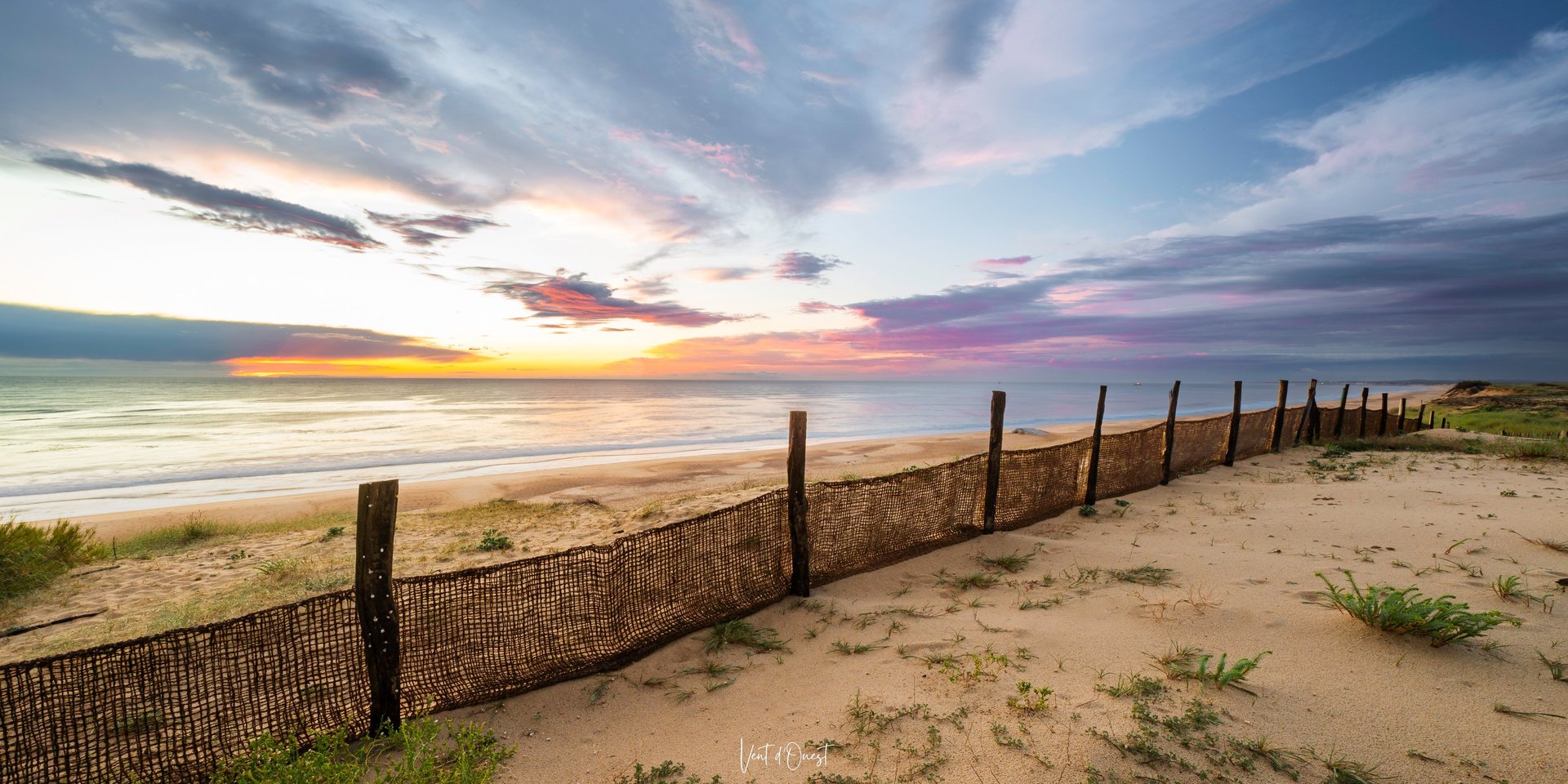 gray computer monitor