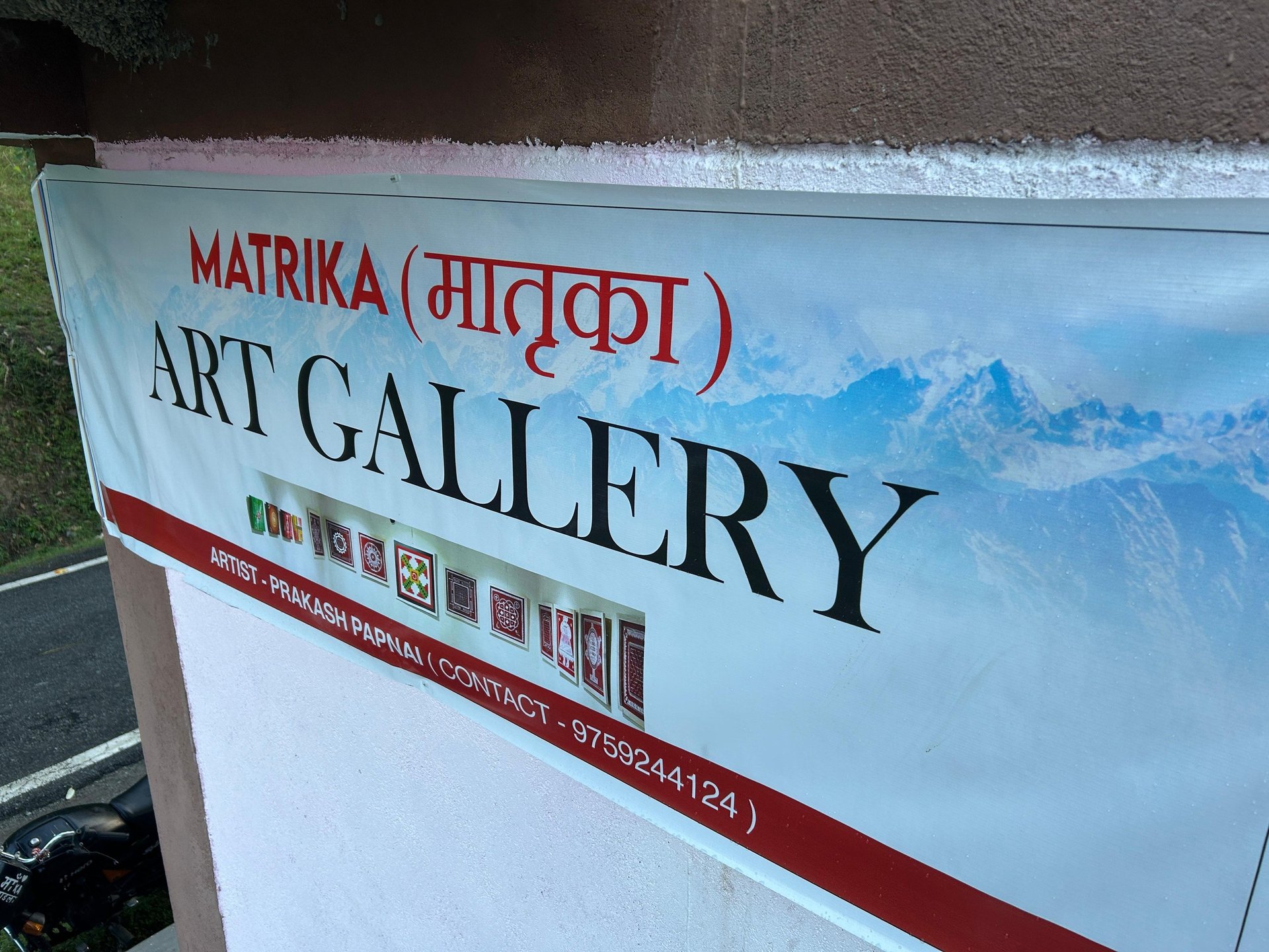 gray computer monitor