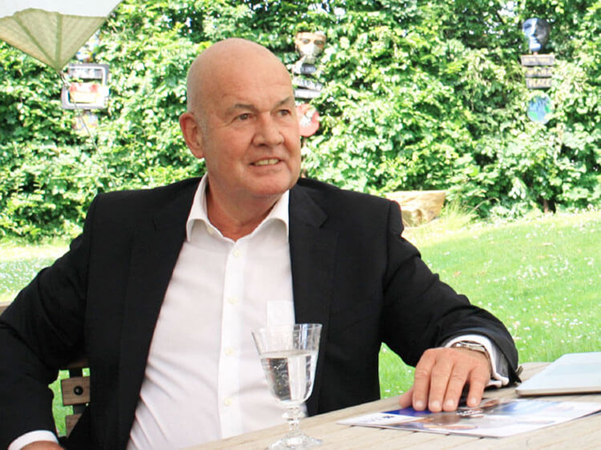 gray computer monitor