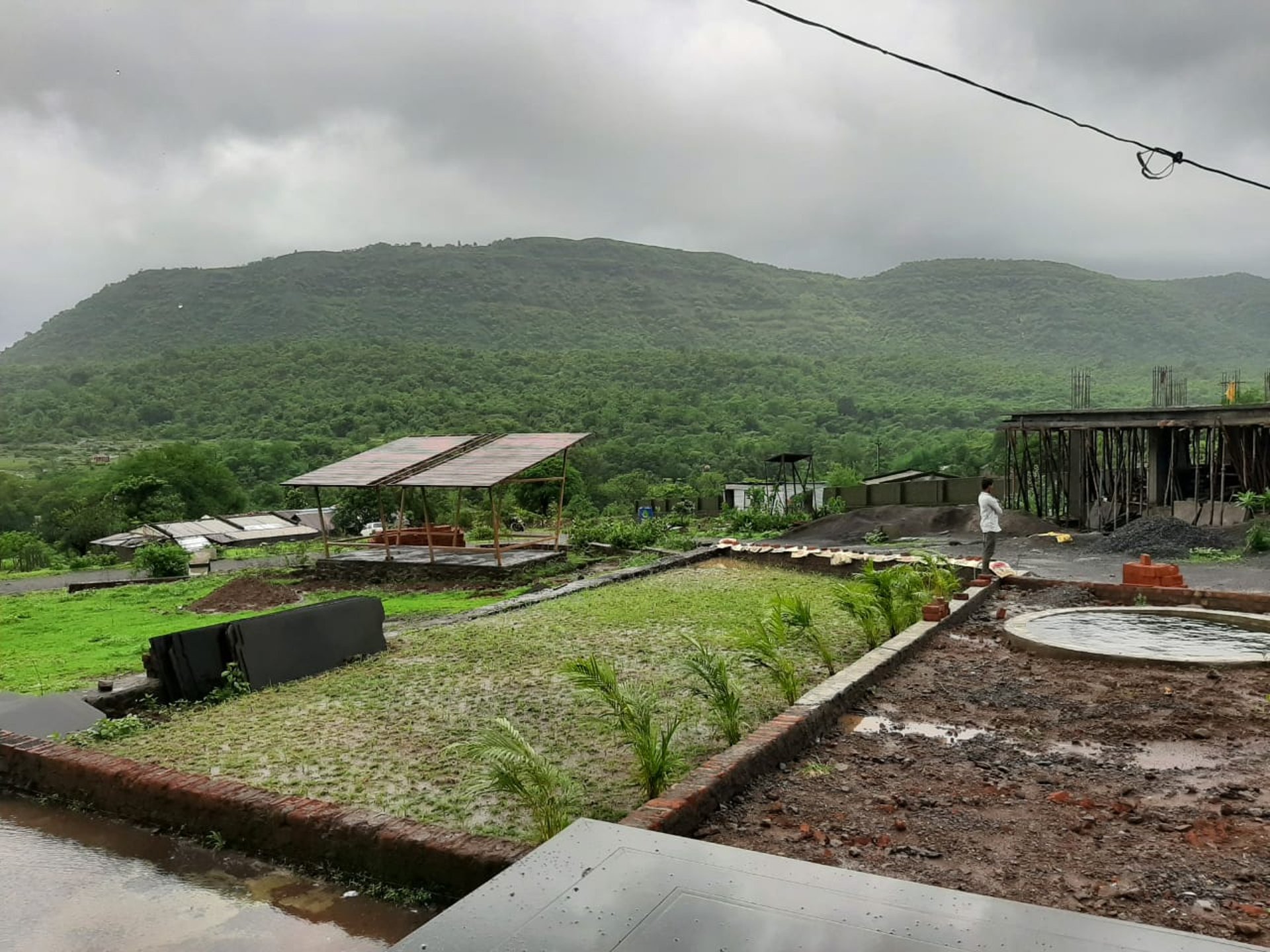 gray computer monitor