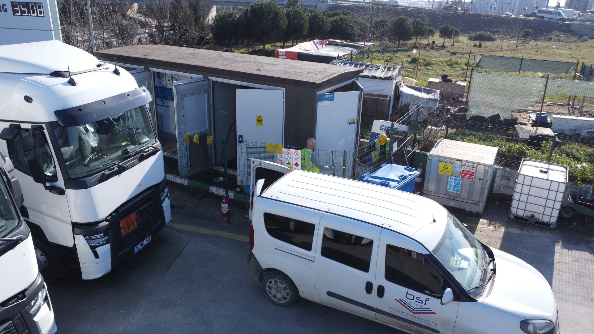 gray computer monitor