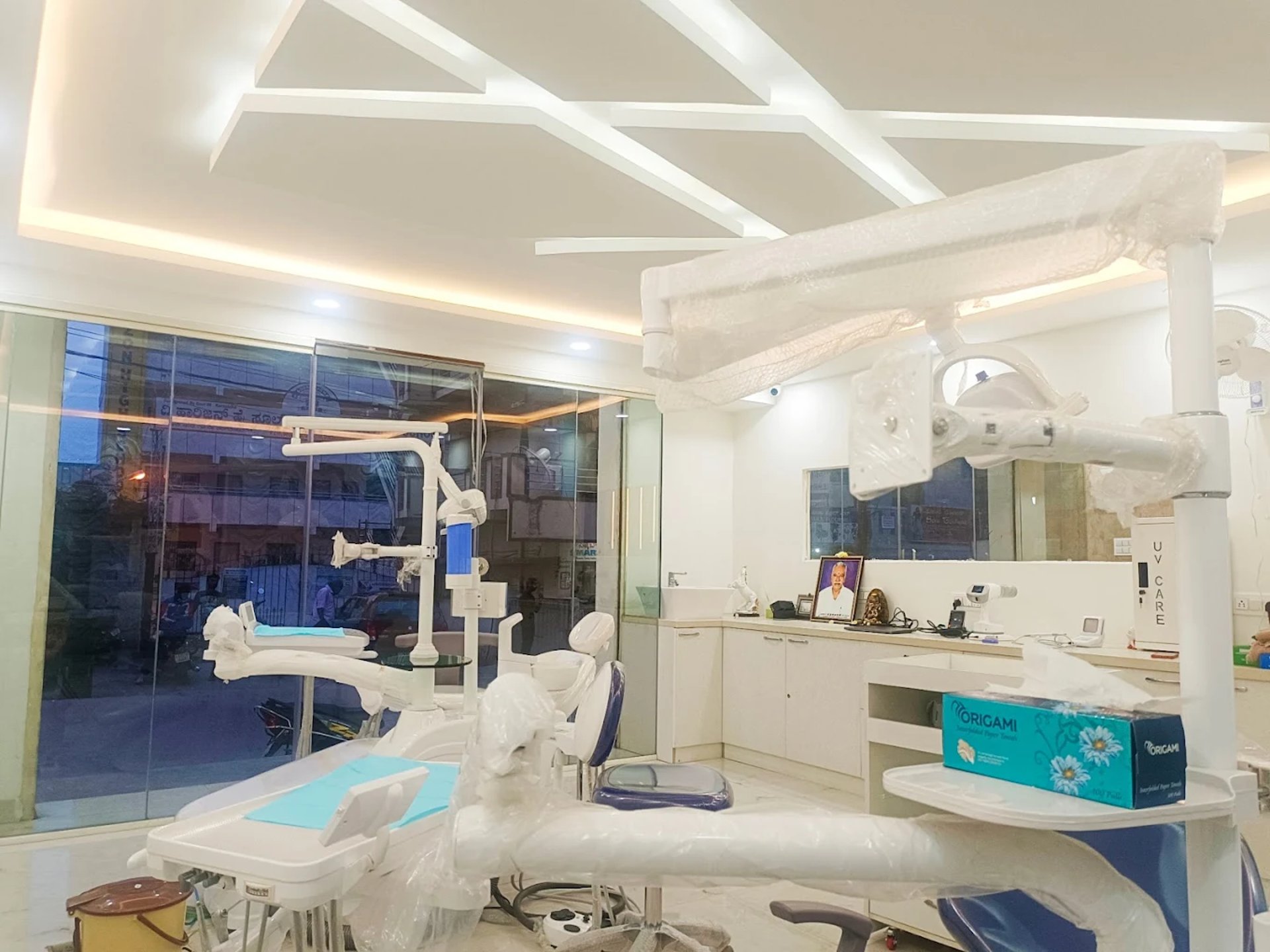 gray computer monitor