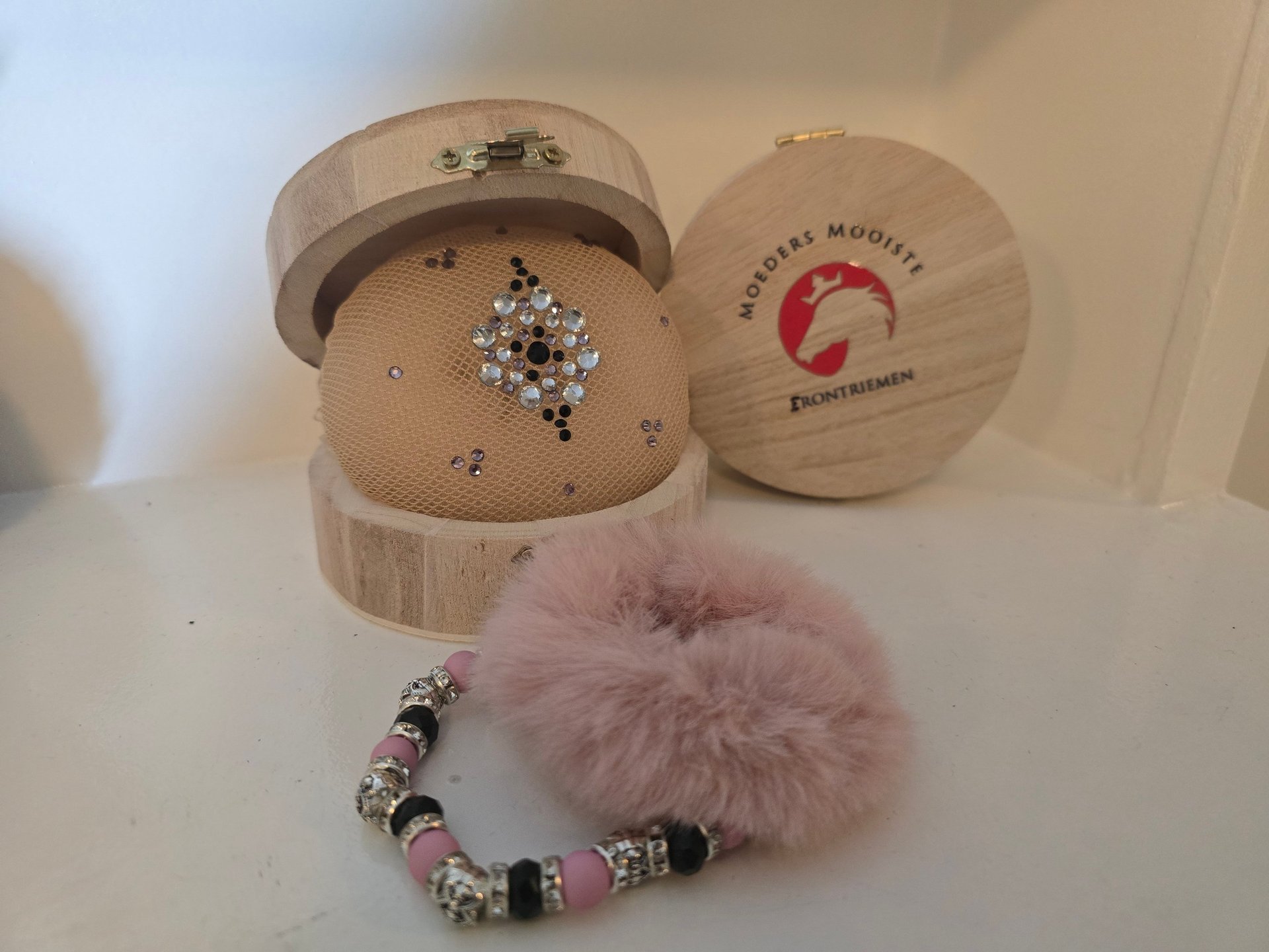 black and white bed linen