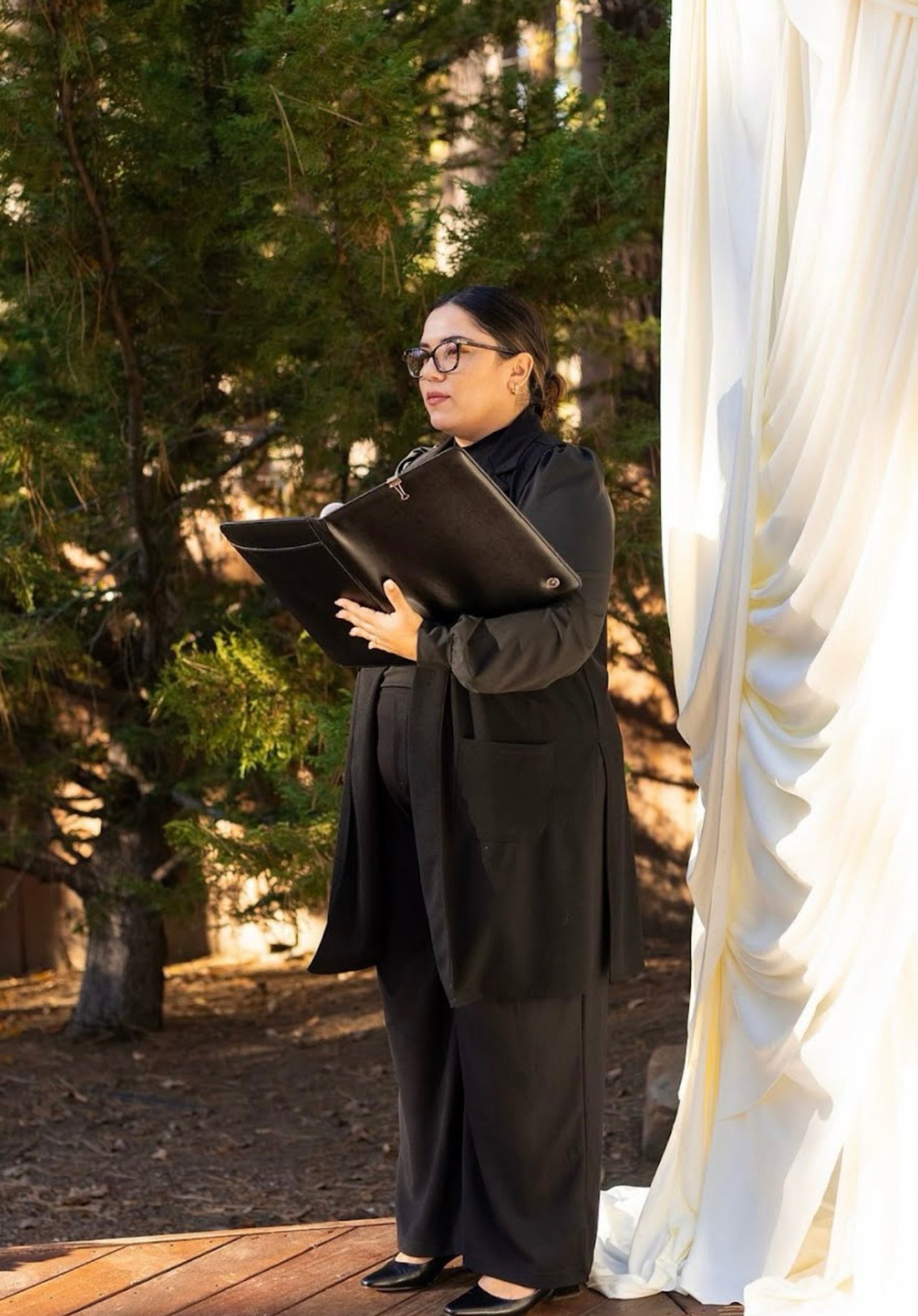 gray computer monitor