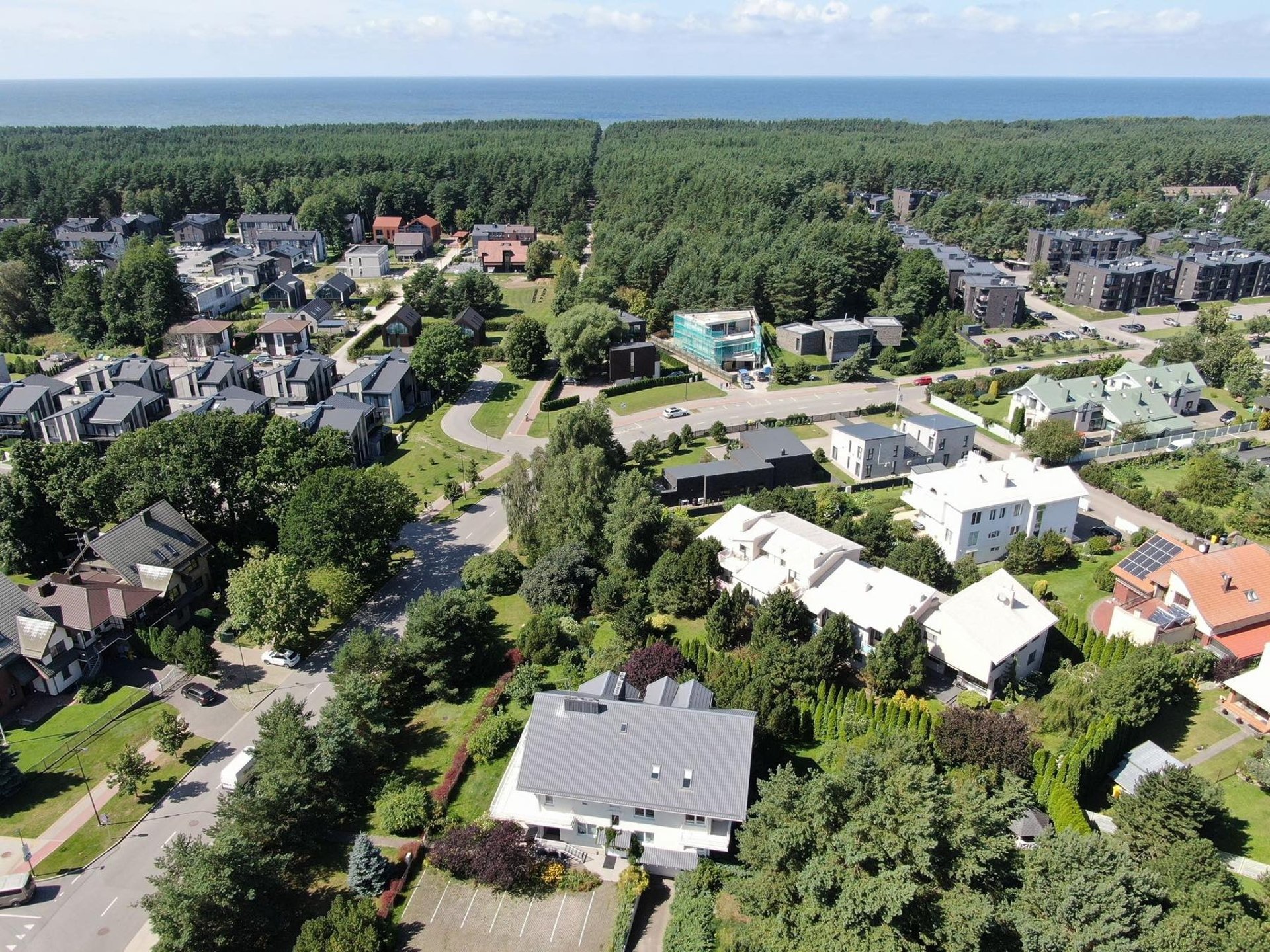 gray computer monitor