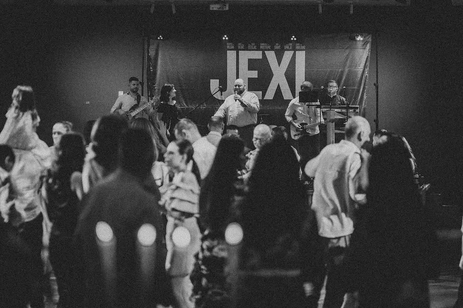 gray computer monitor