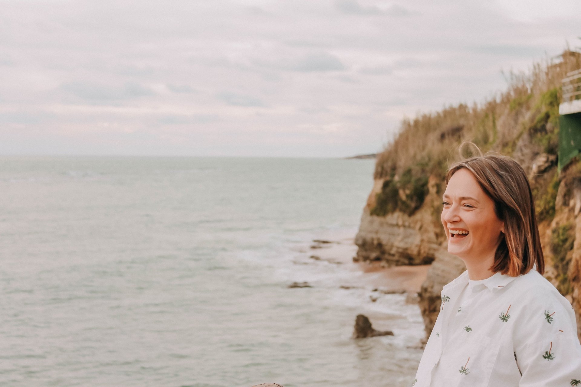 gray computer monitor