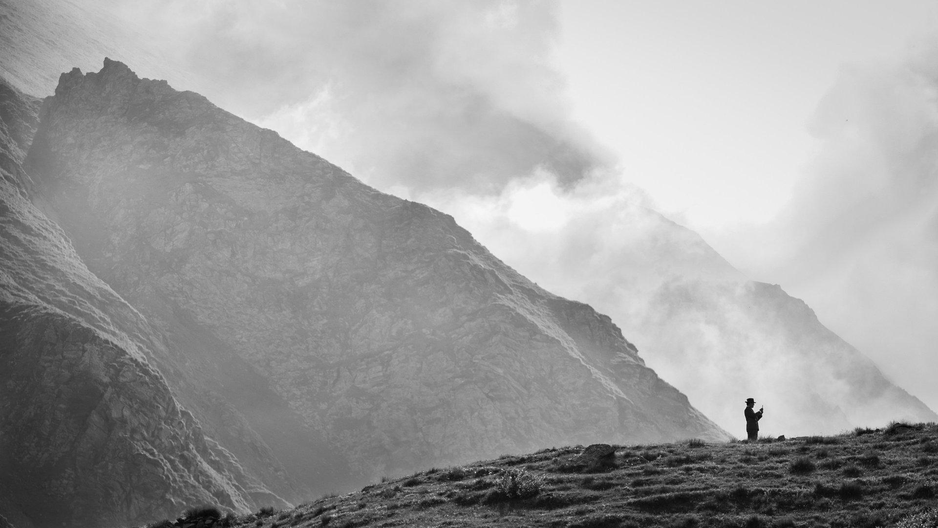 gray computer monitor