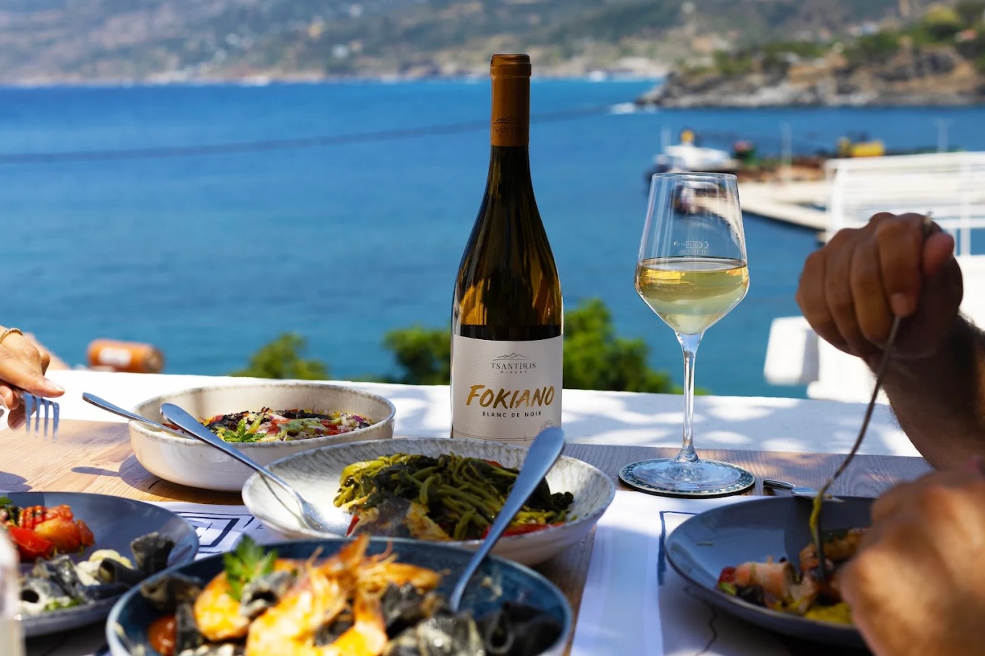 black and white bed linen