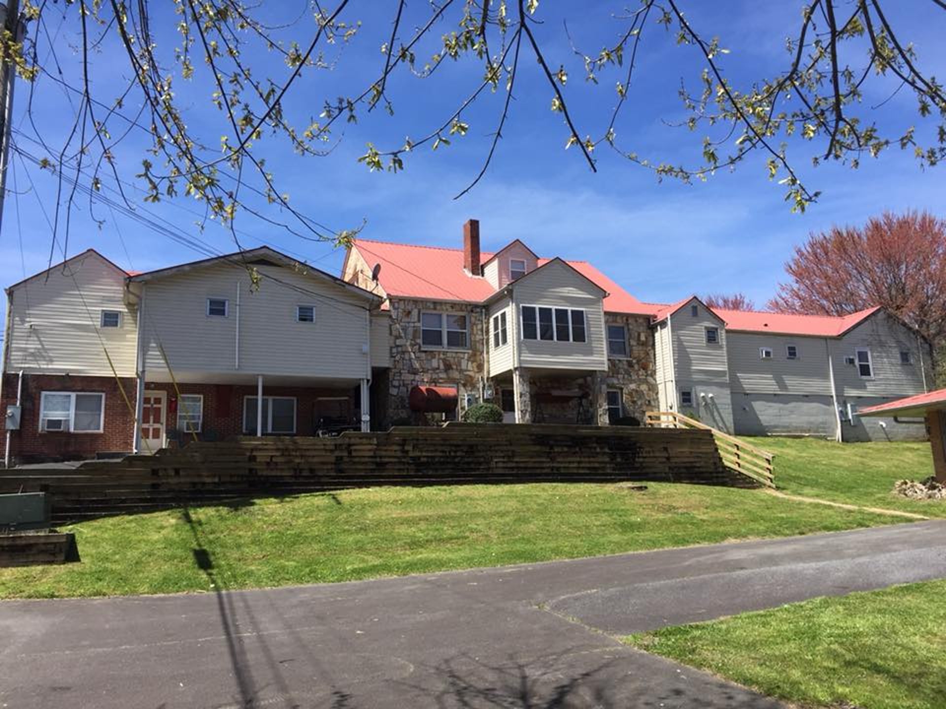 gray computer monitor