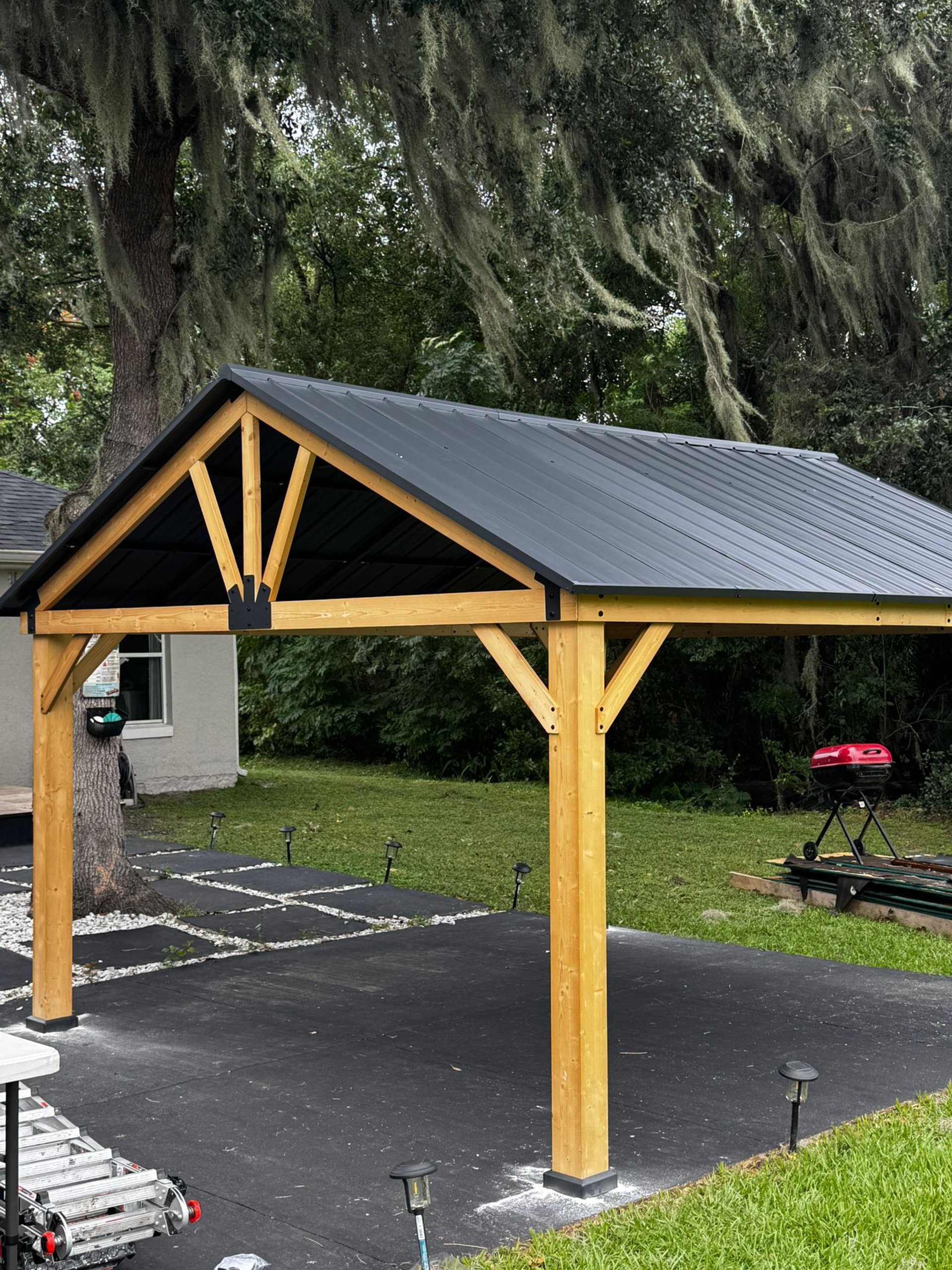 gray computer monitor