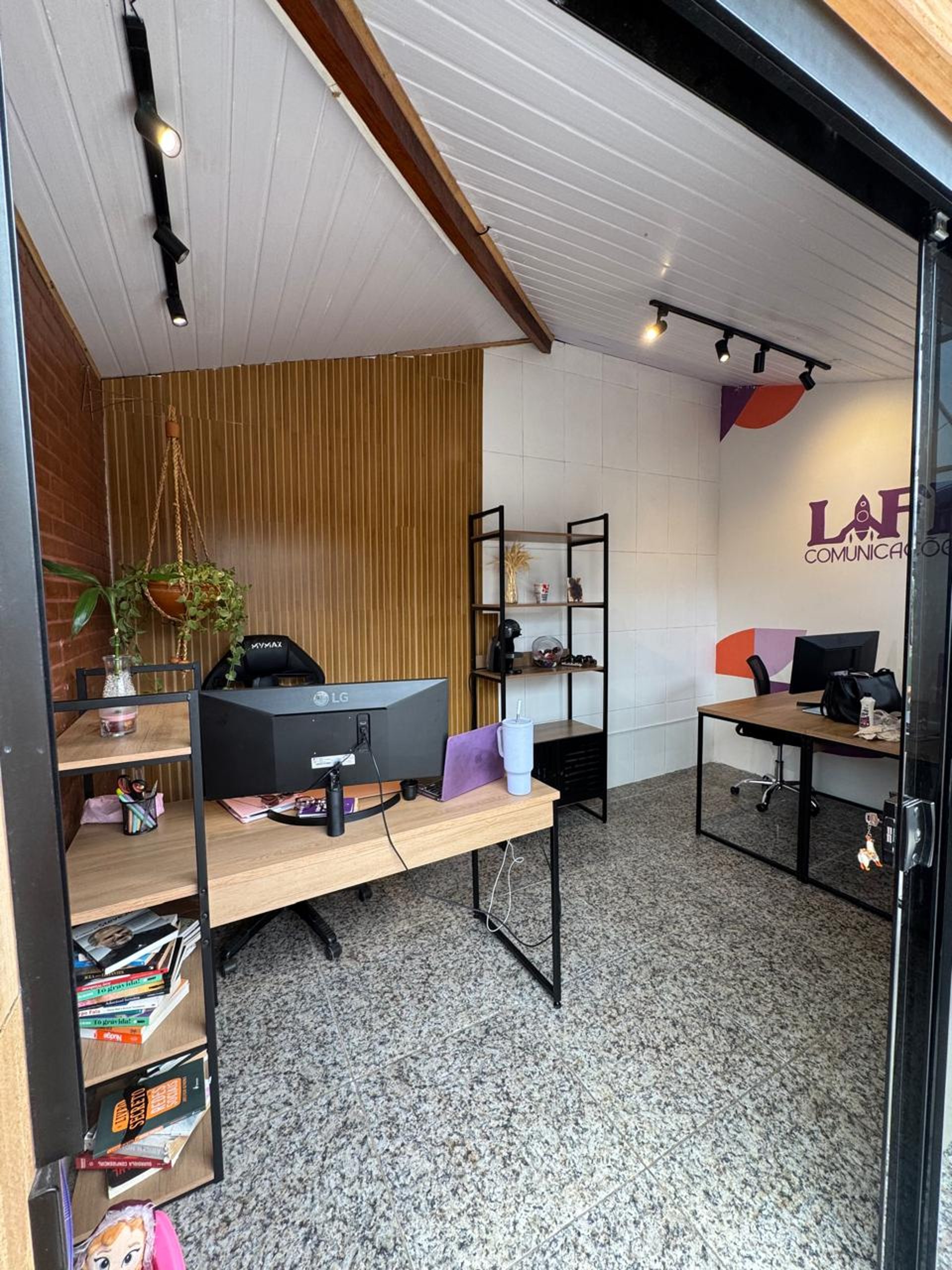 gray computer monitor