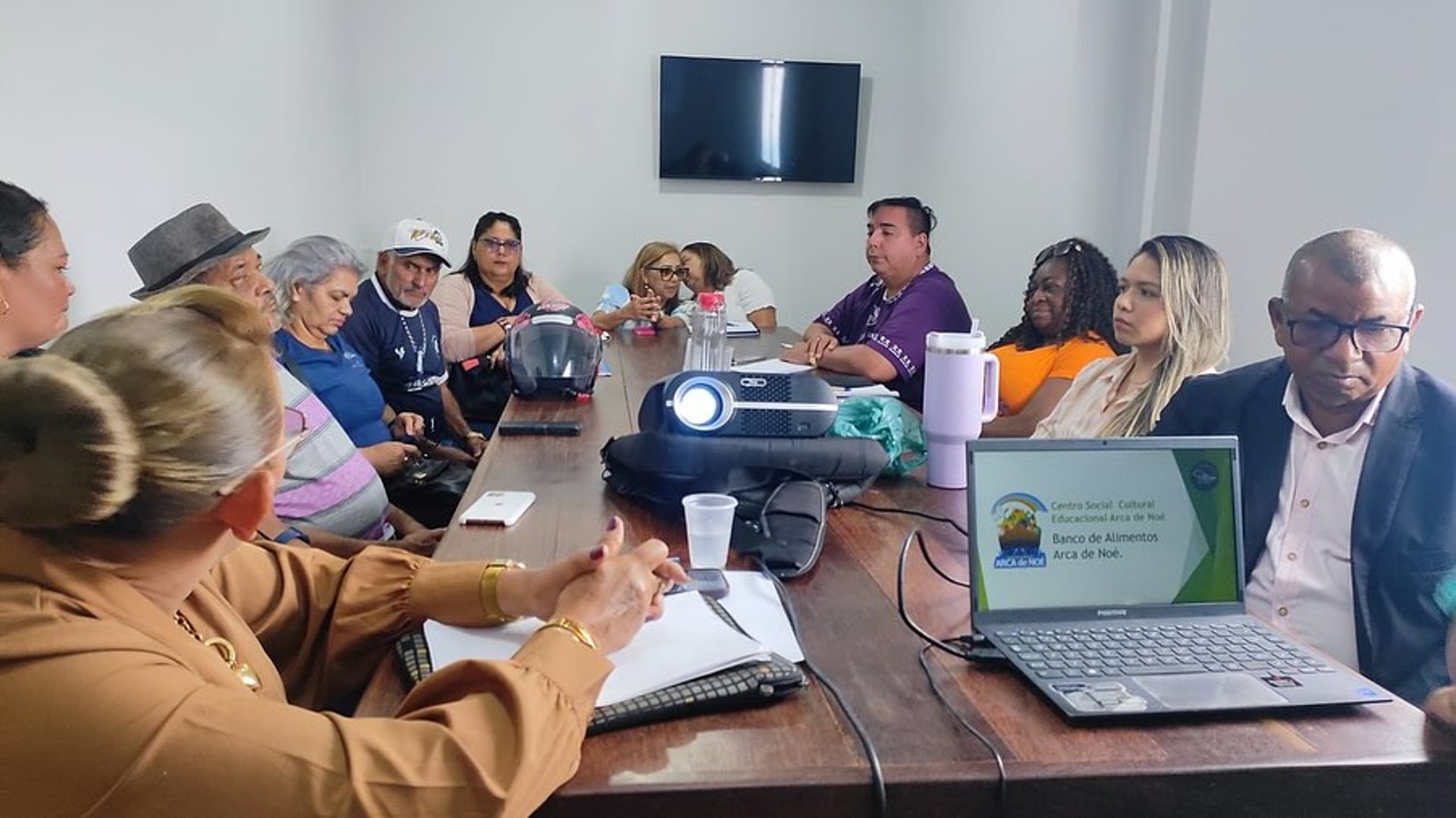 gray computer monitor