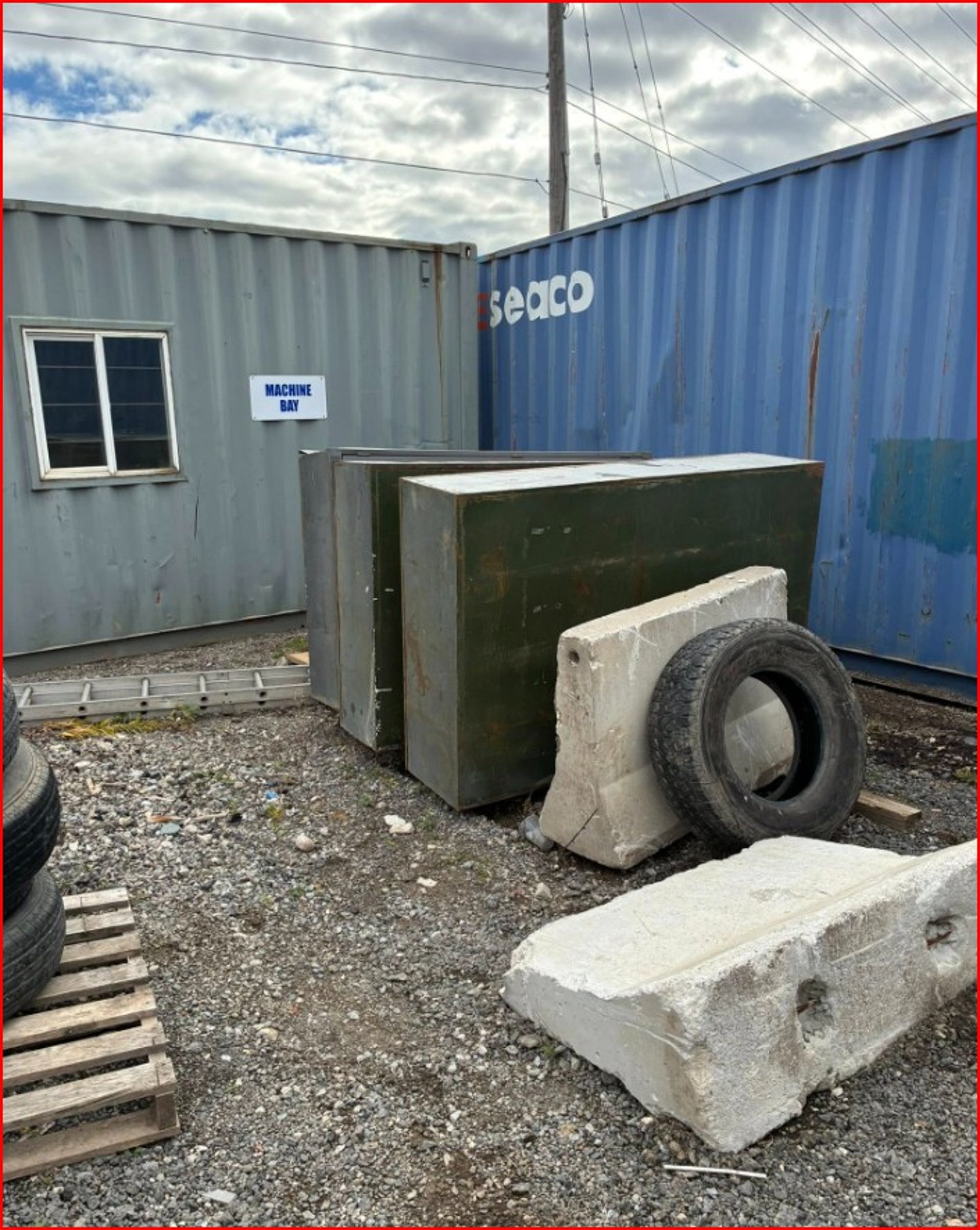 gray computer monitor