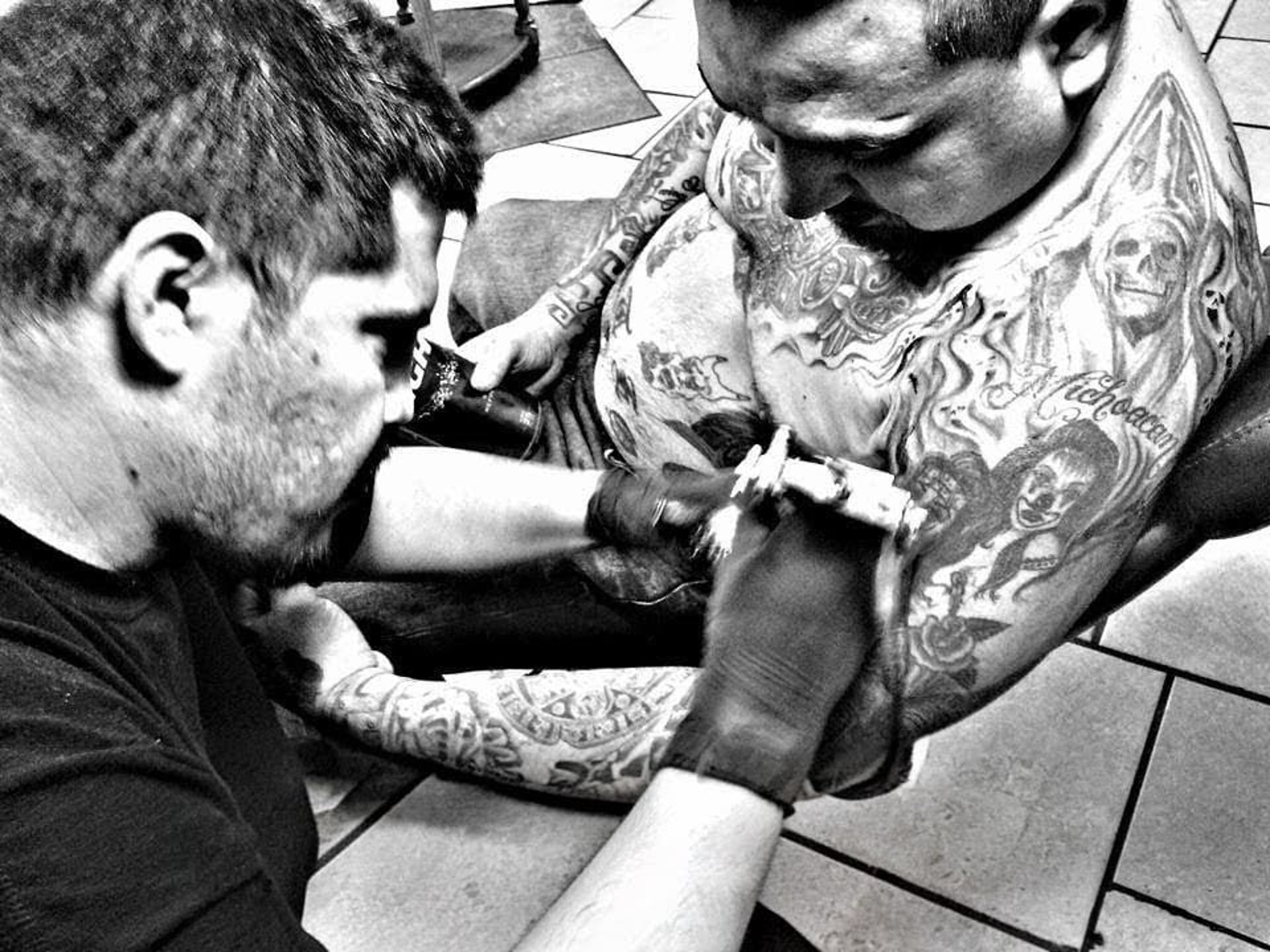 Cruz Castellanos tatuando en Detroit Aztec Tattoo Leon Guanajuato