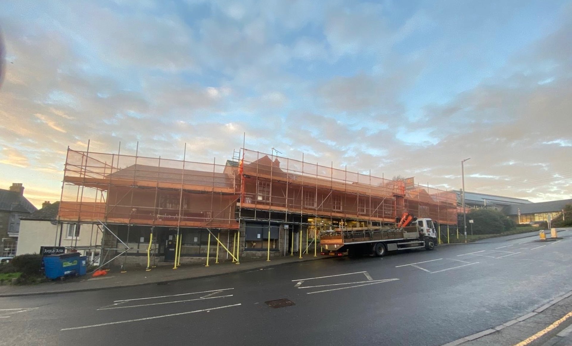 macro photography of gray stainless steel rods