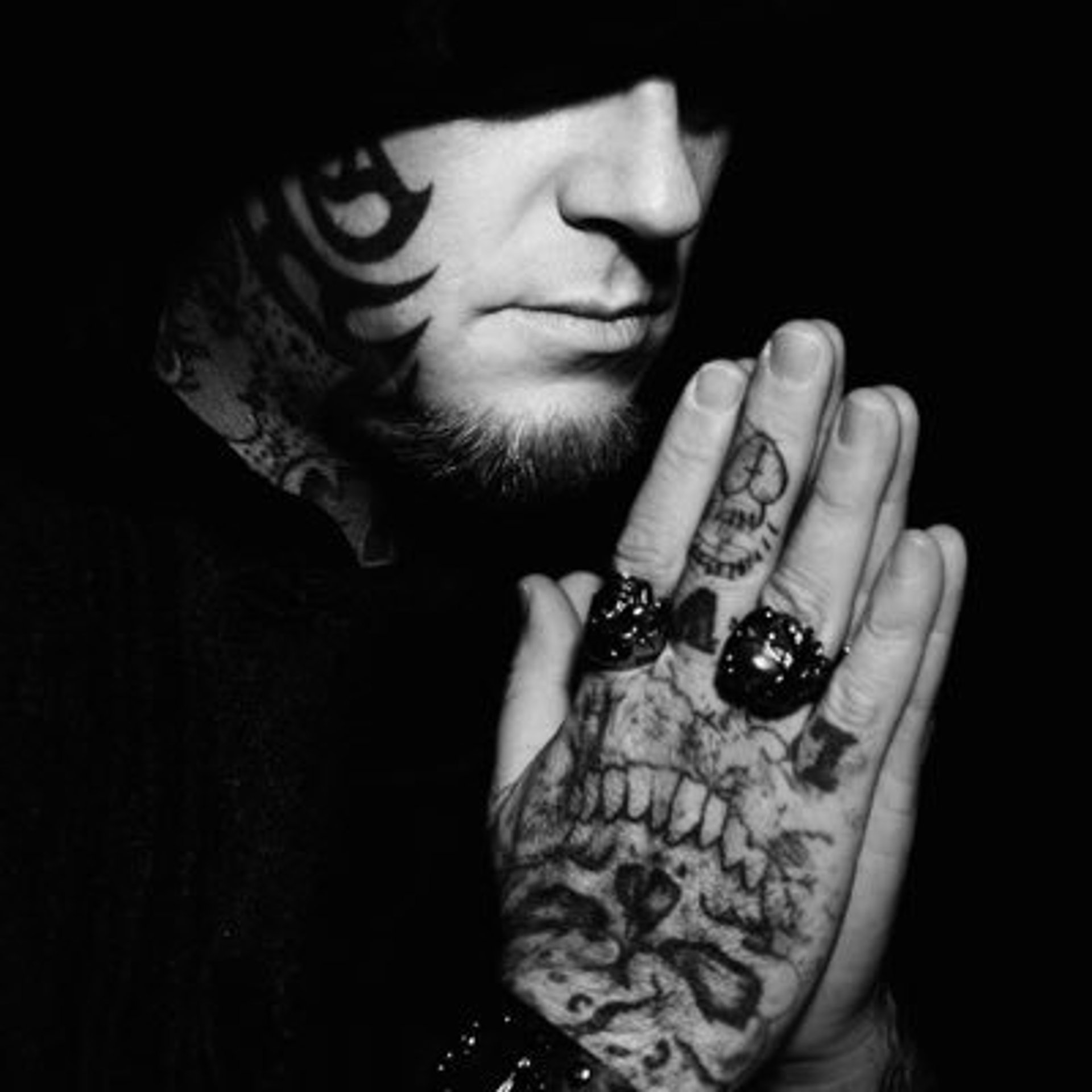 black and white bed linen