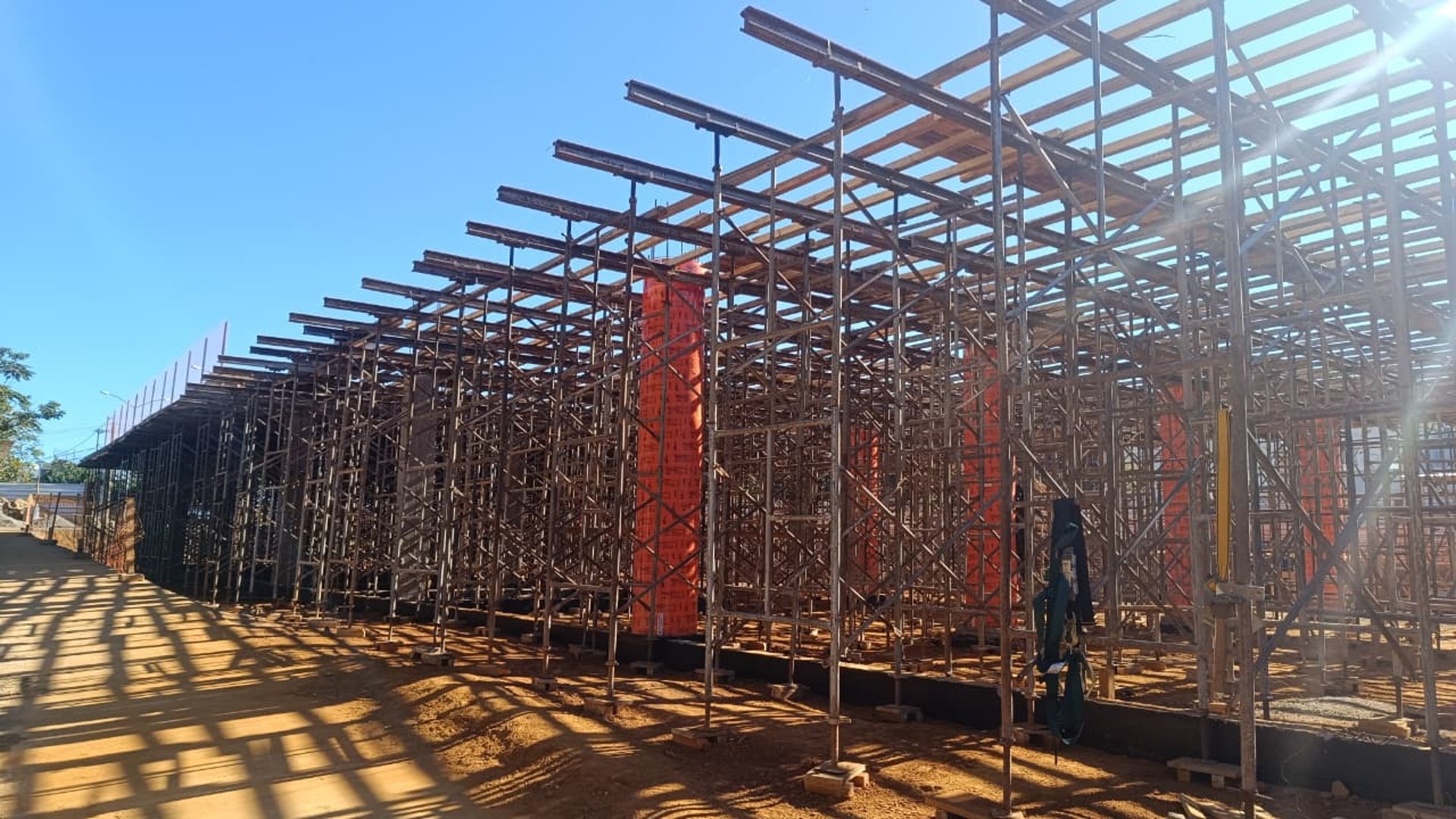 black and brown leather padded tub sofa