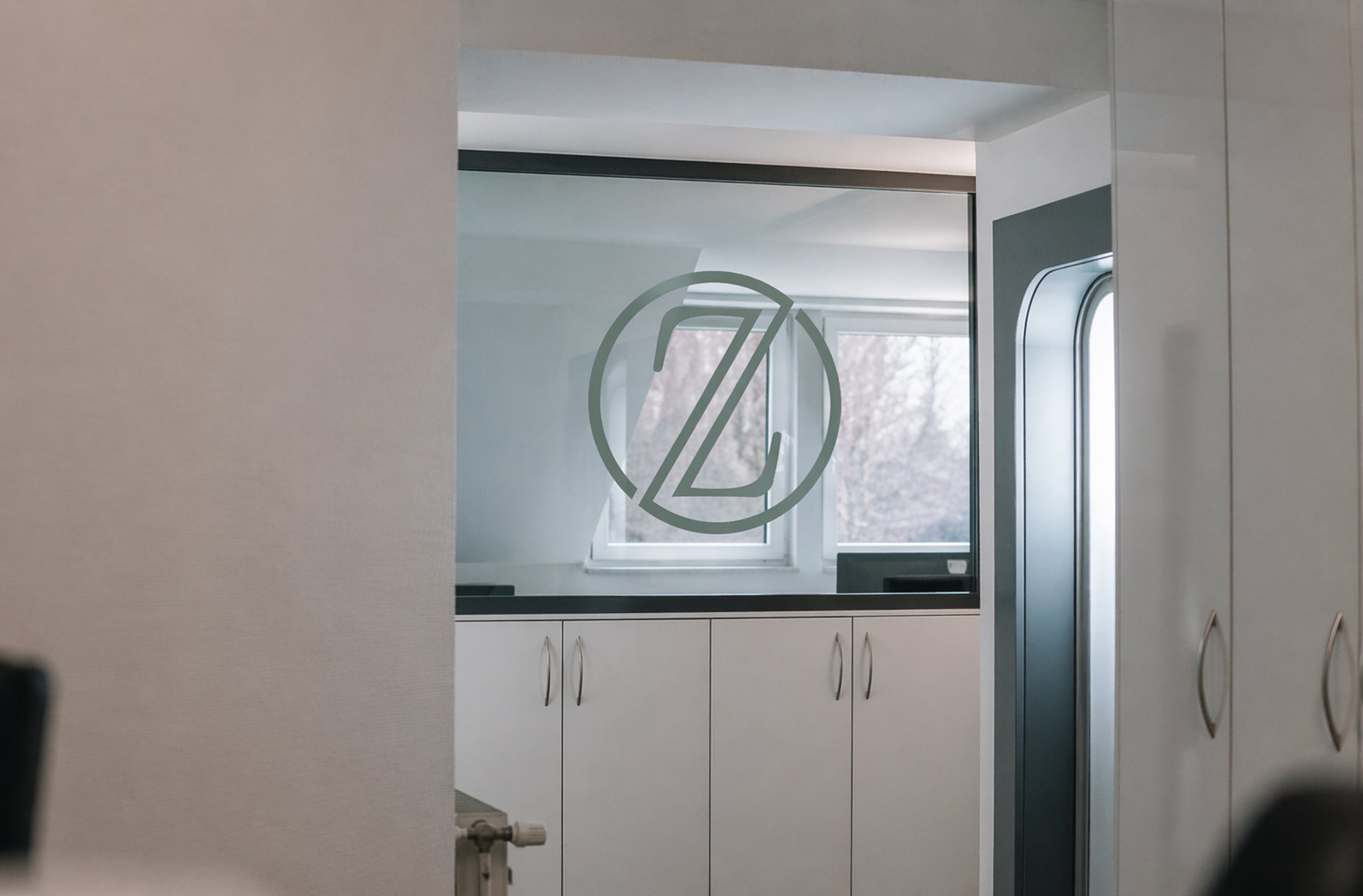 gray computer monitor