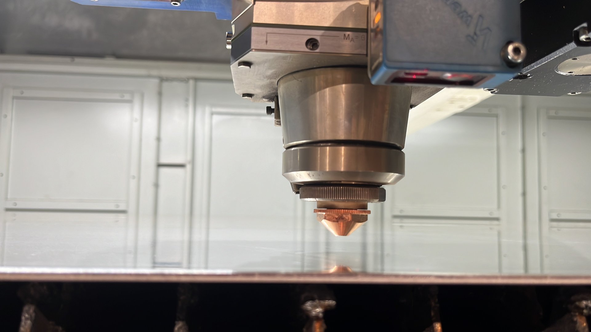 Tête de découpe laser en mouvement