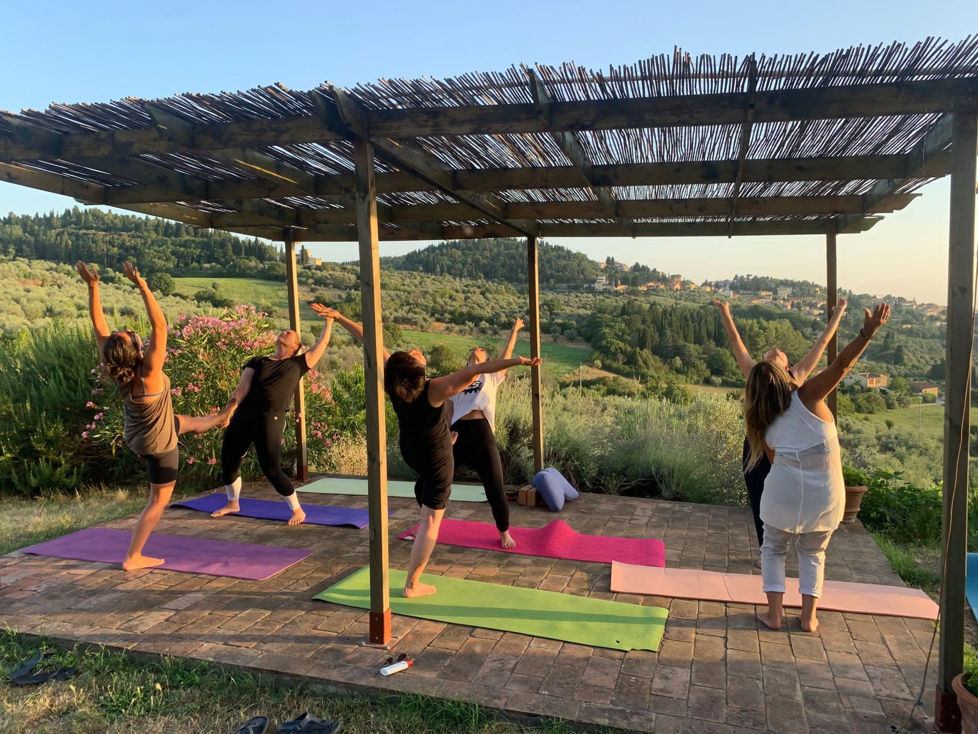 gray computer monitor