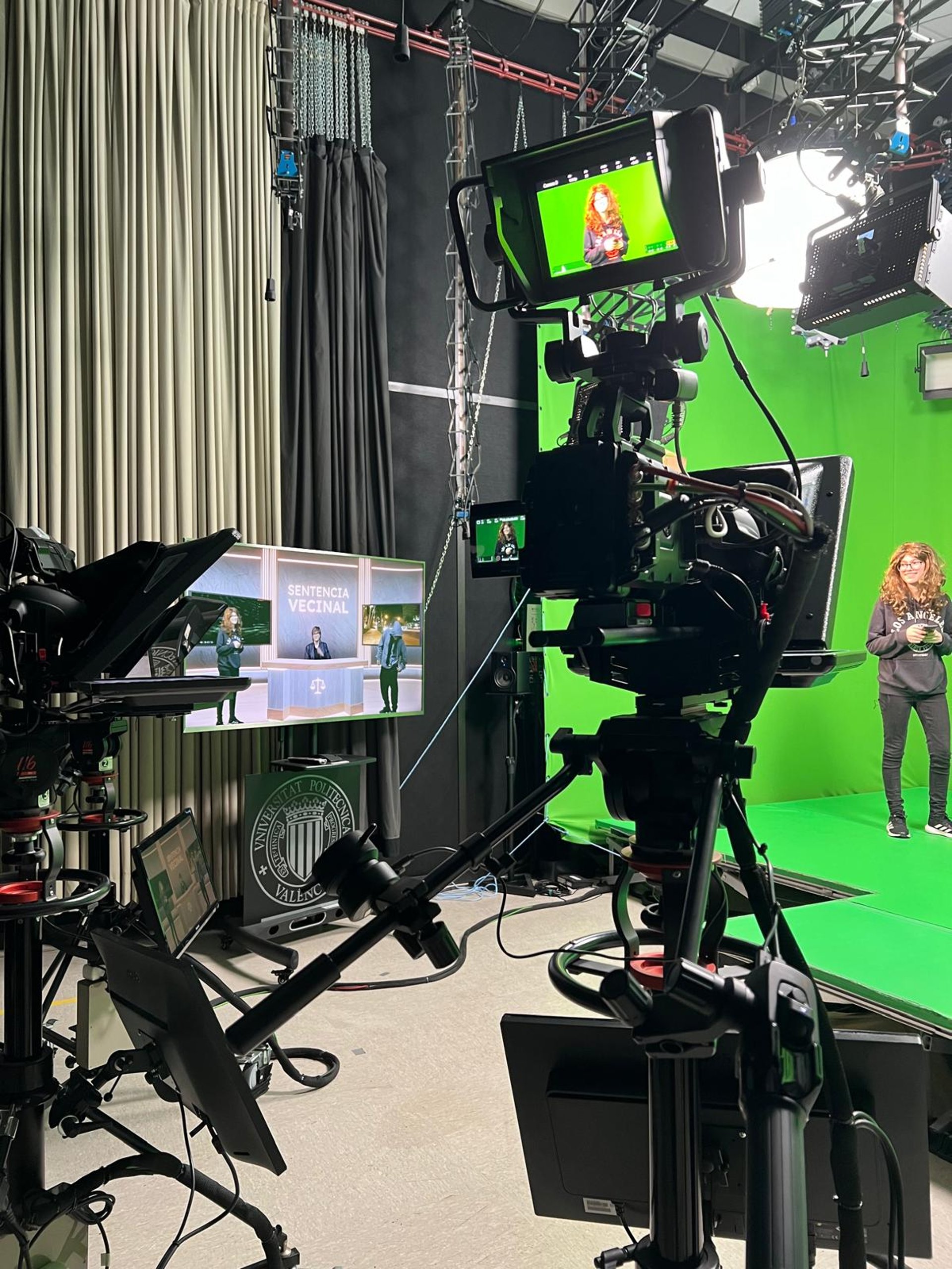 gray computer monitor