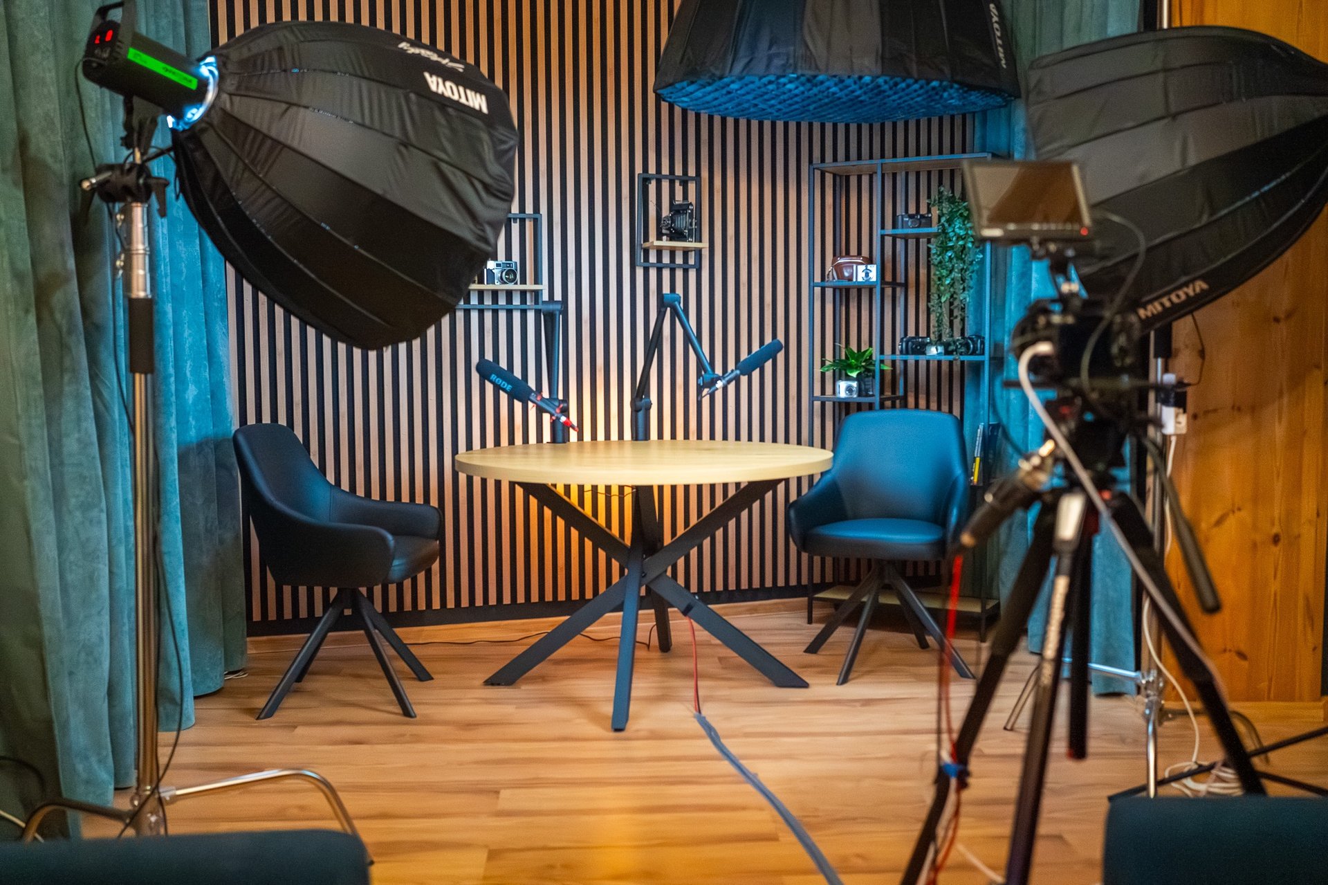 black and white bed linen