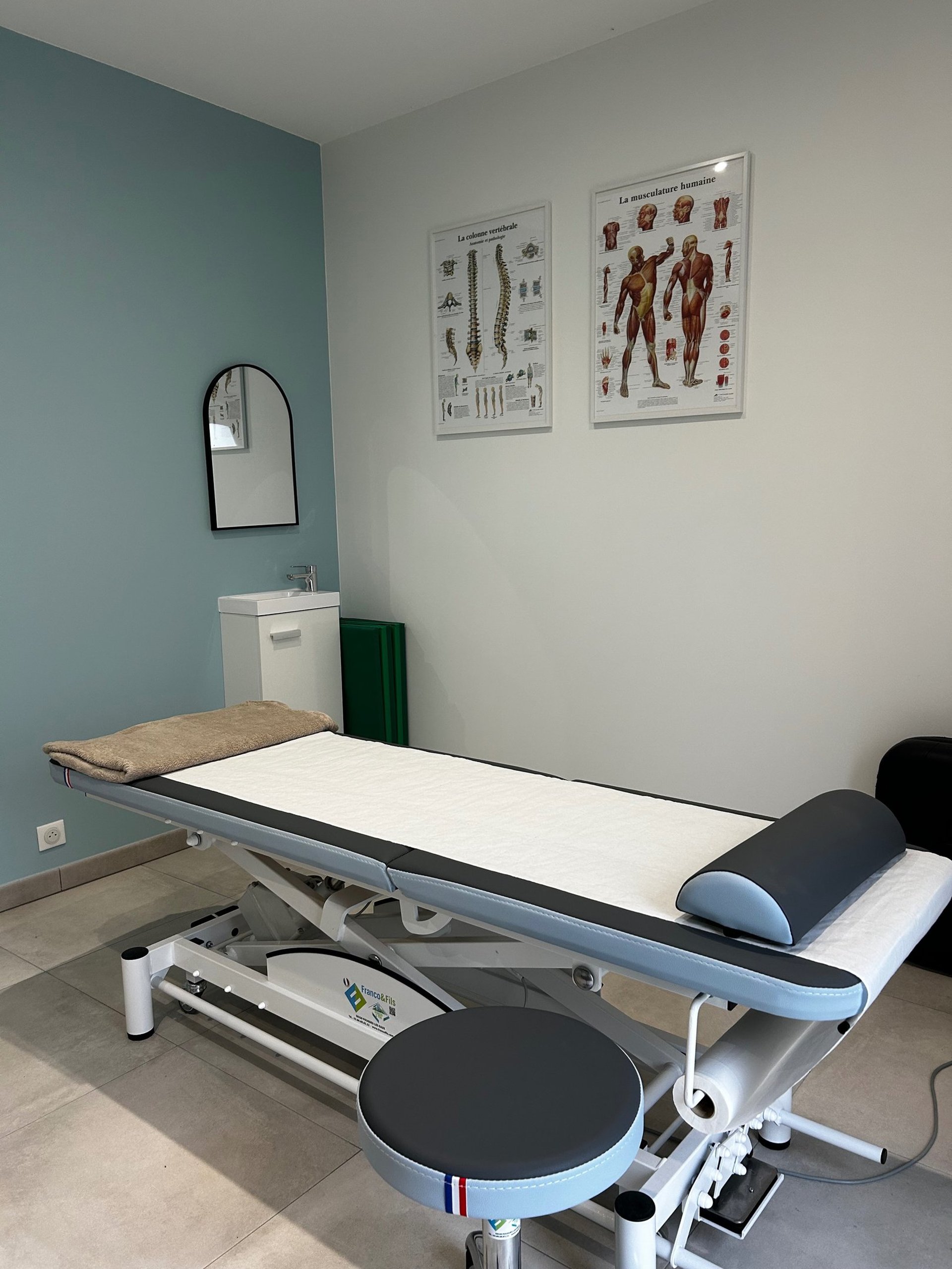 gray computer monitor