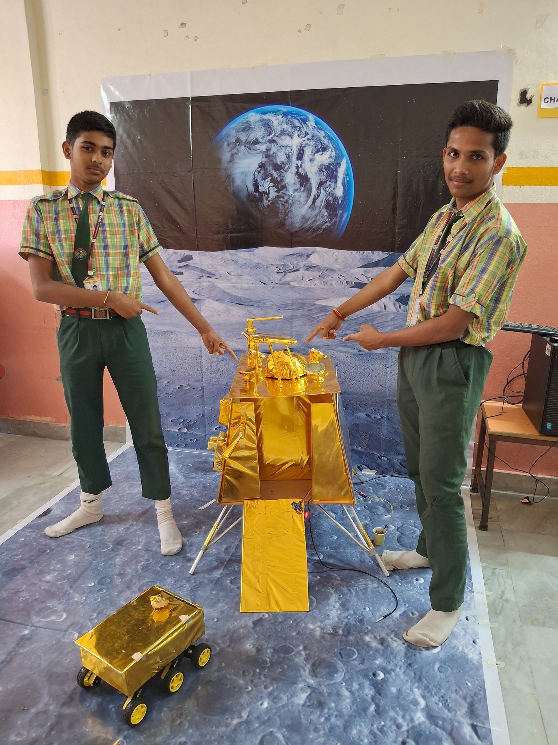 gray computer monitor