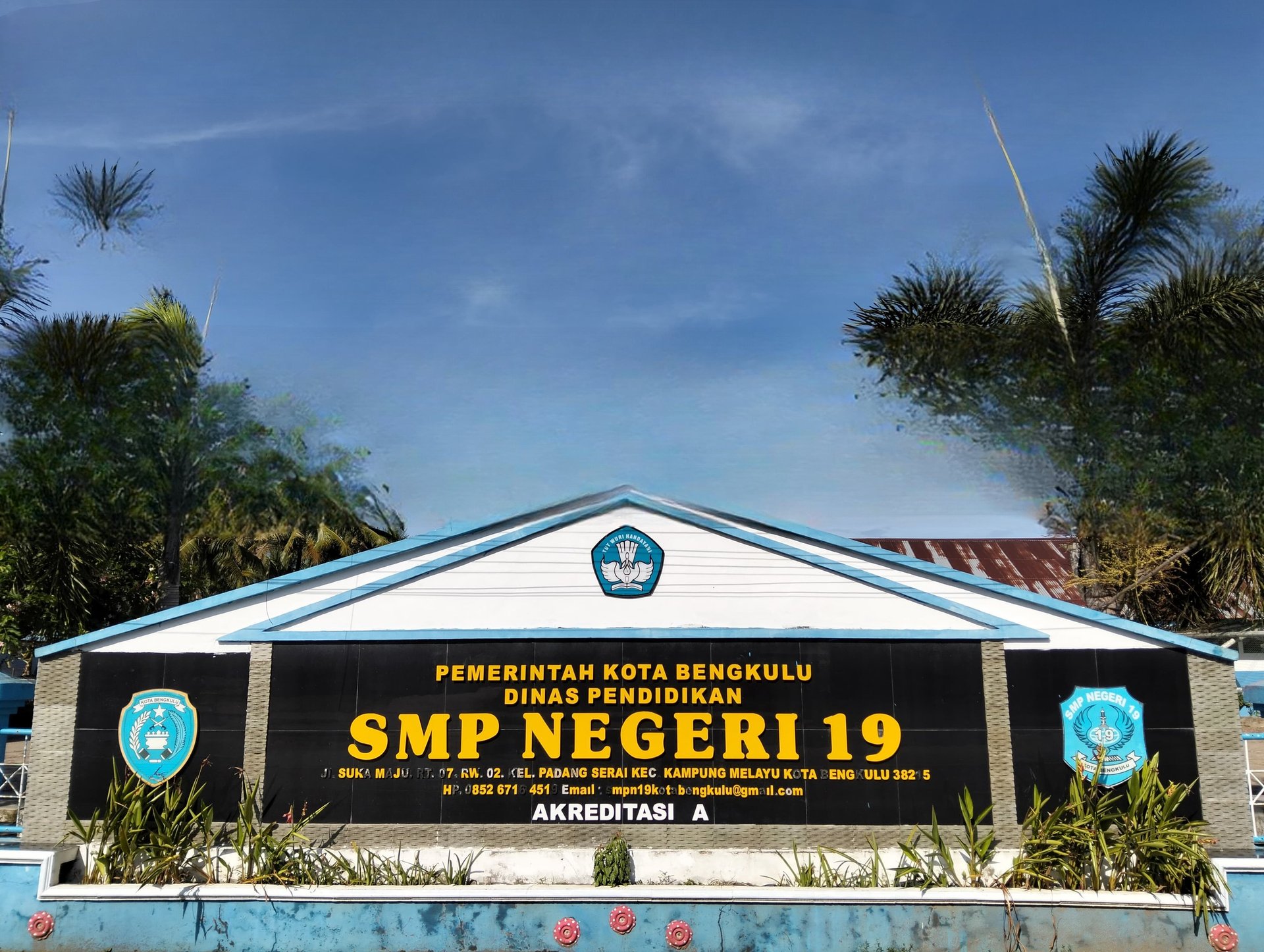 black and brown leather padded tub sofa