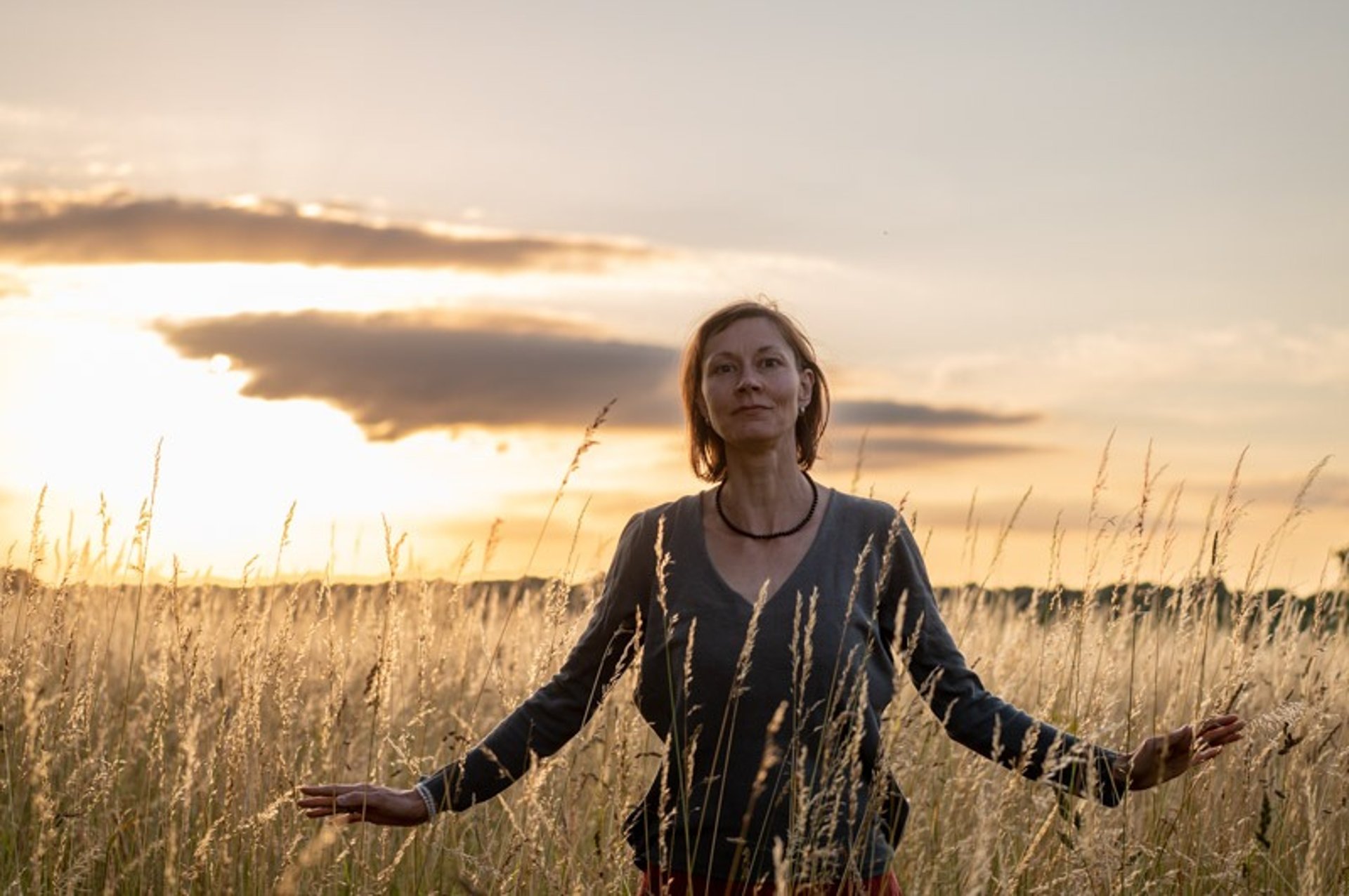 gray computer monitor