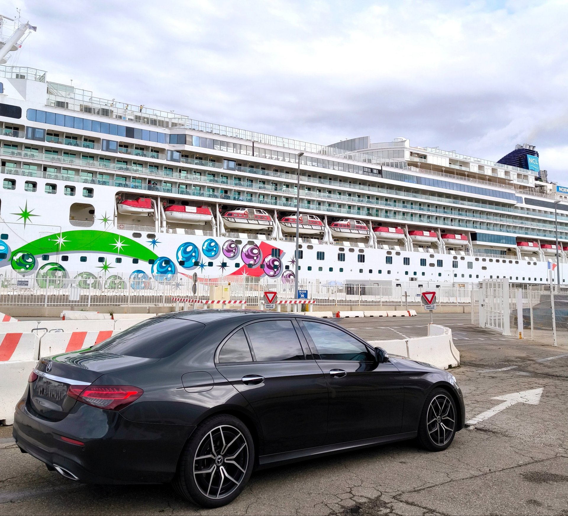 gray computer monitor