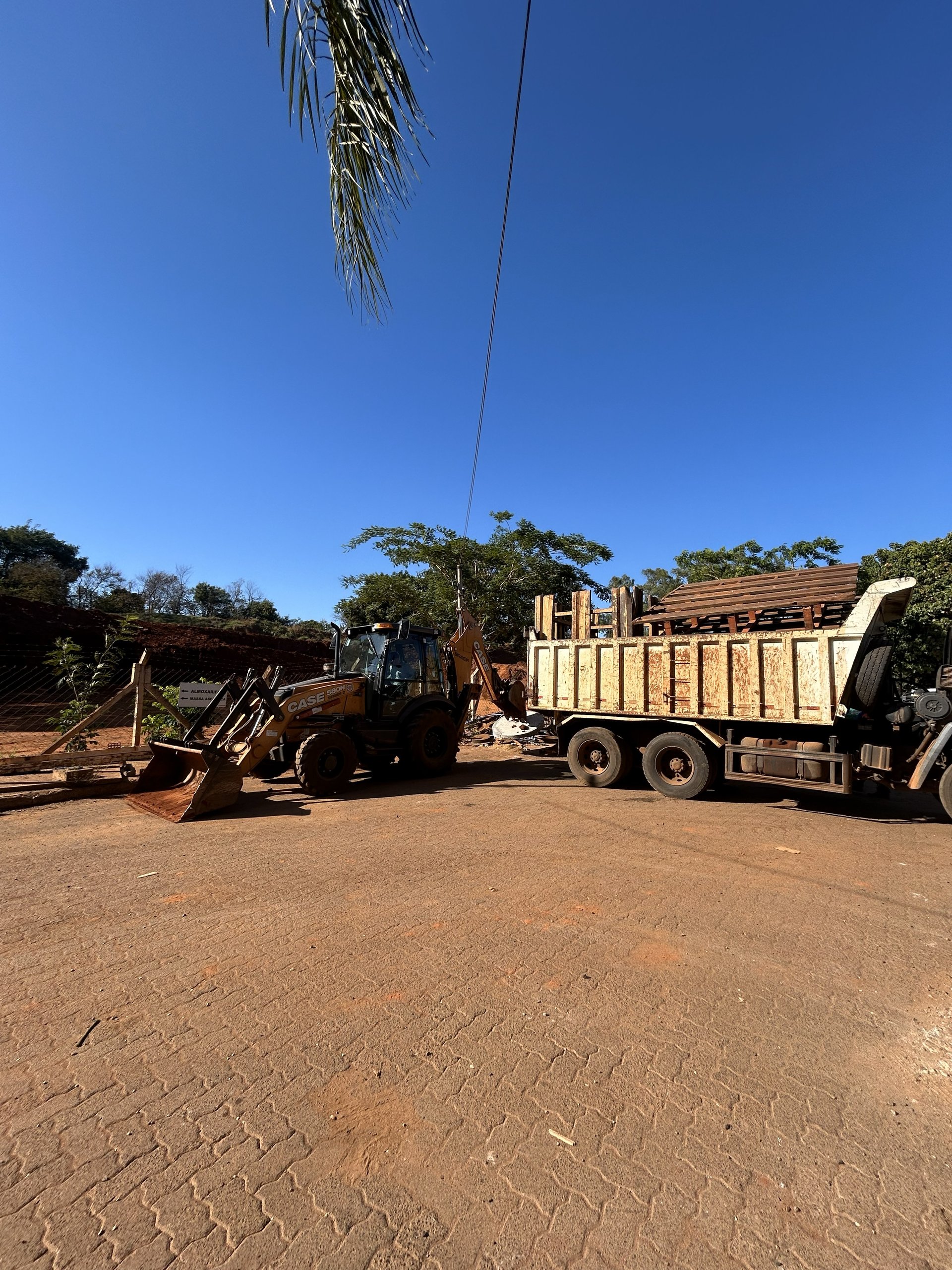 gray computer monitor