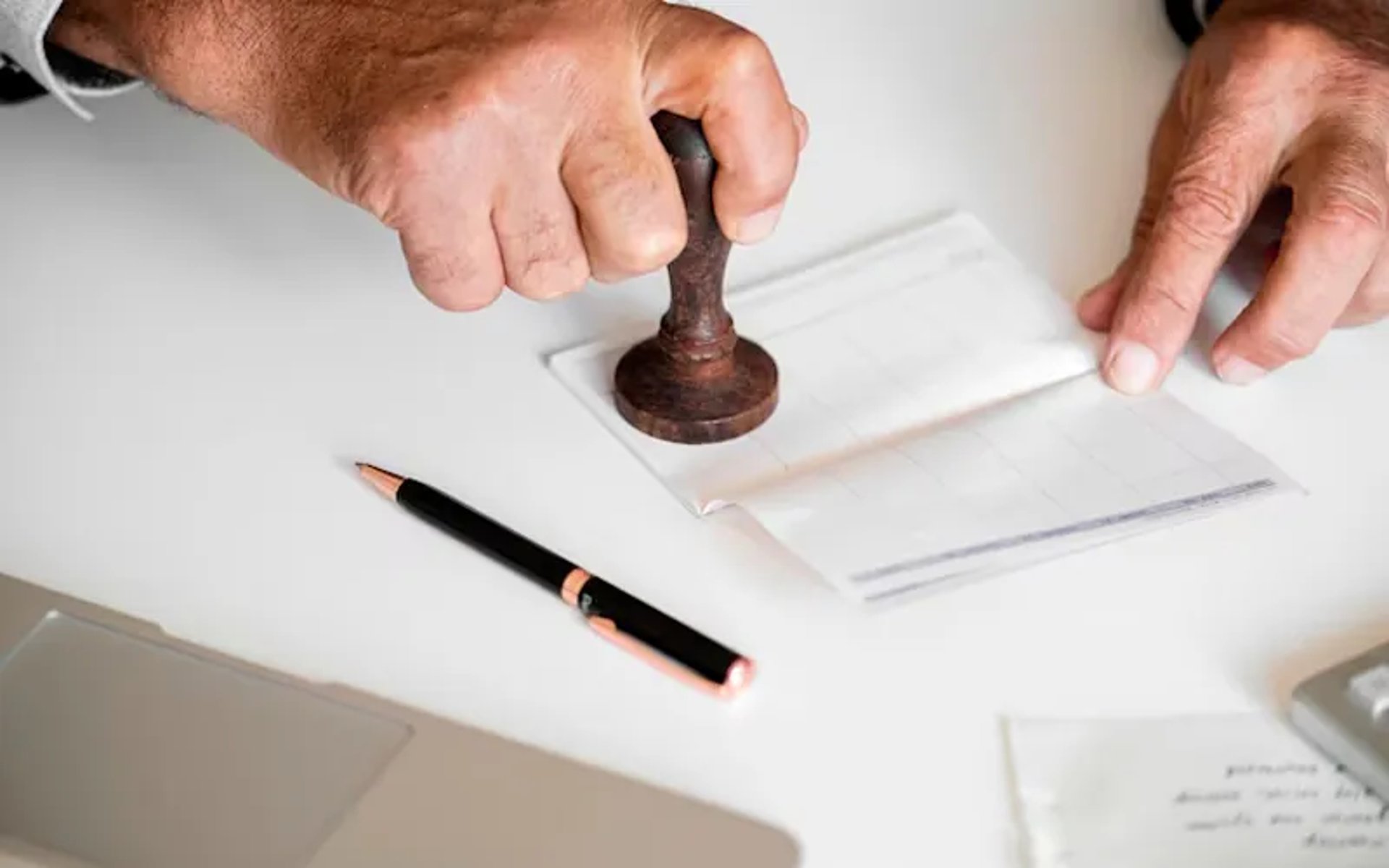 gray computer monitor