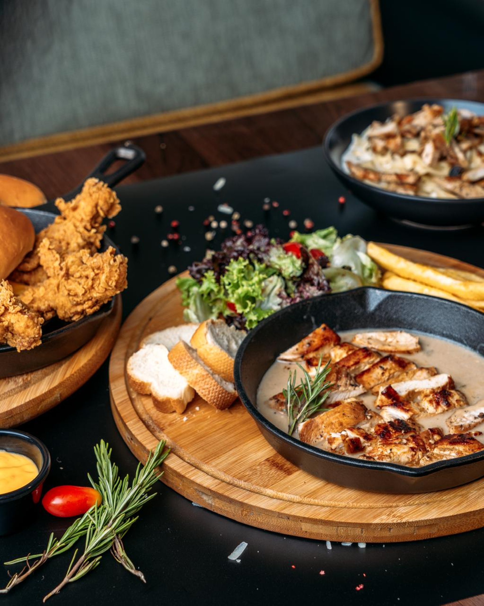 black and white bed linen