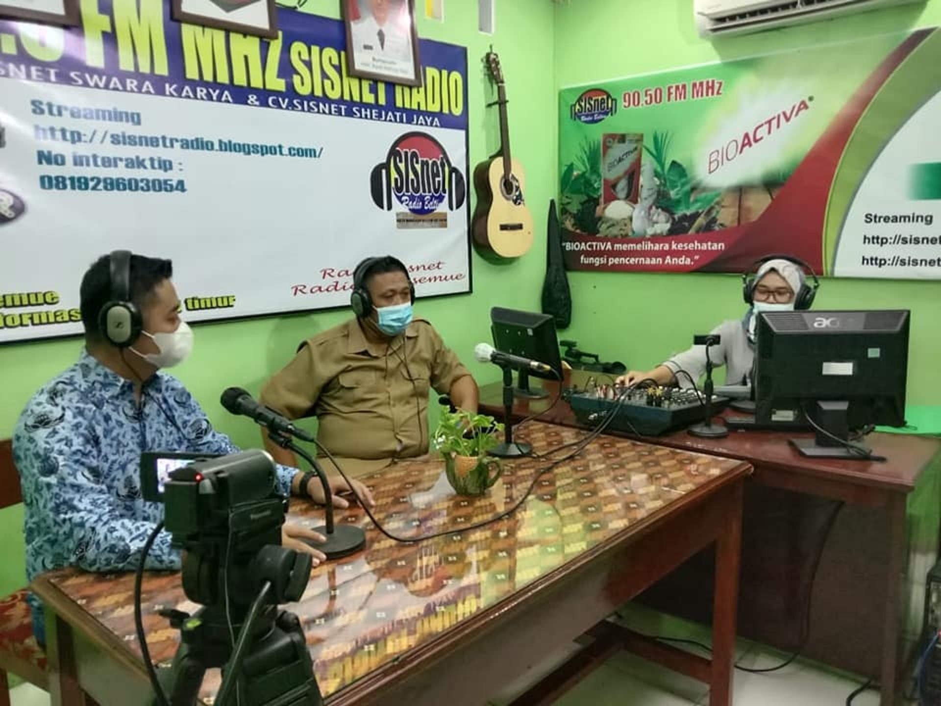 gray computer monitor