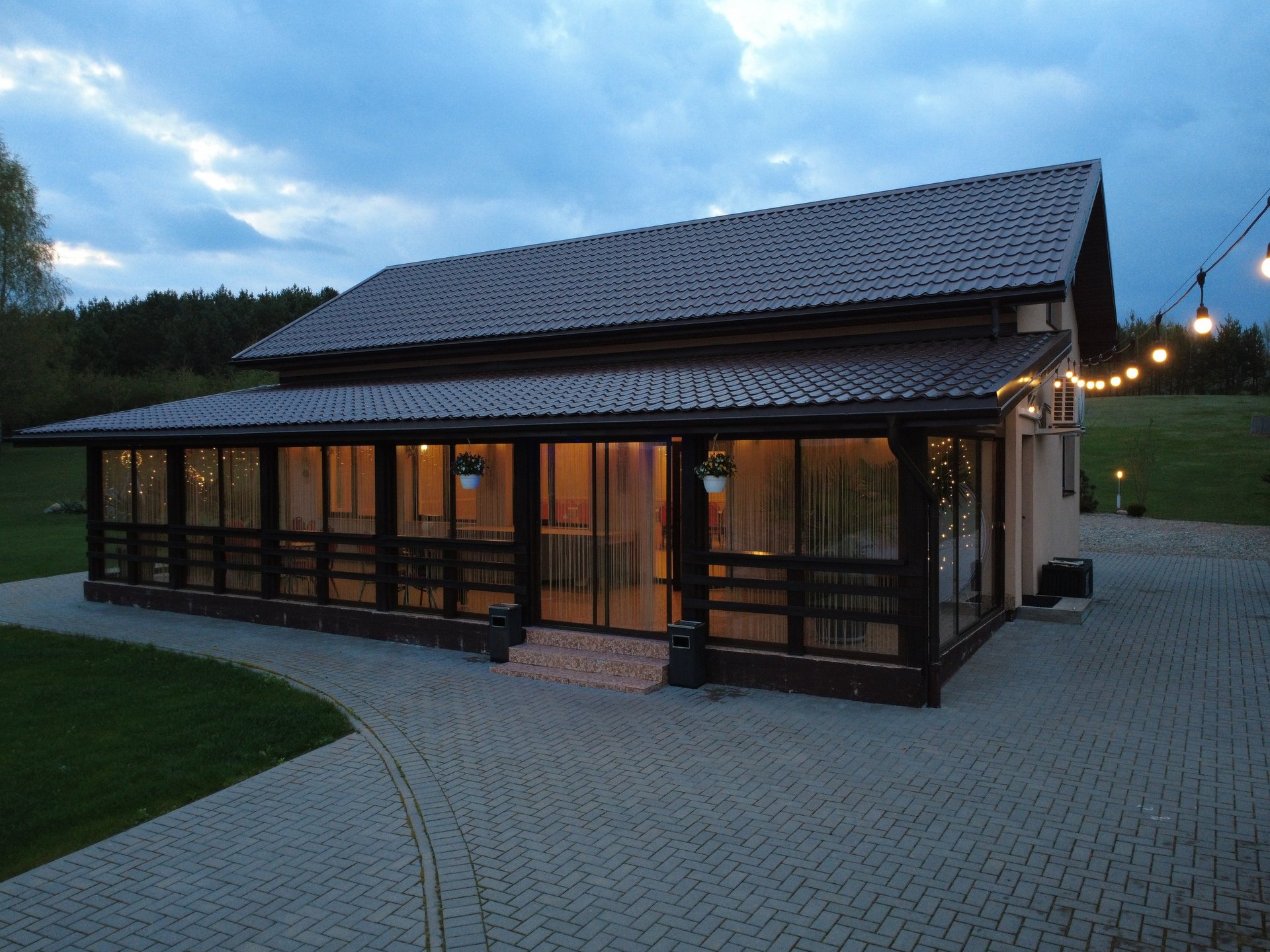 gray computer monitor