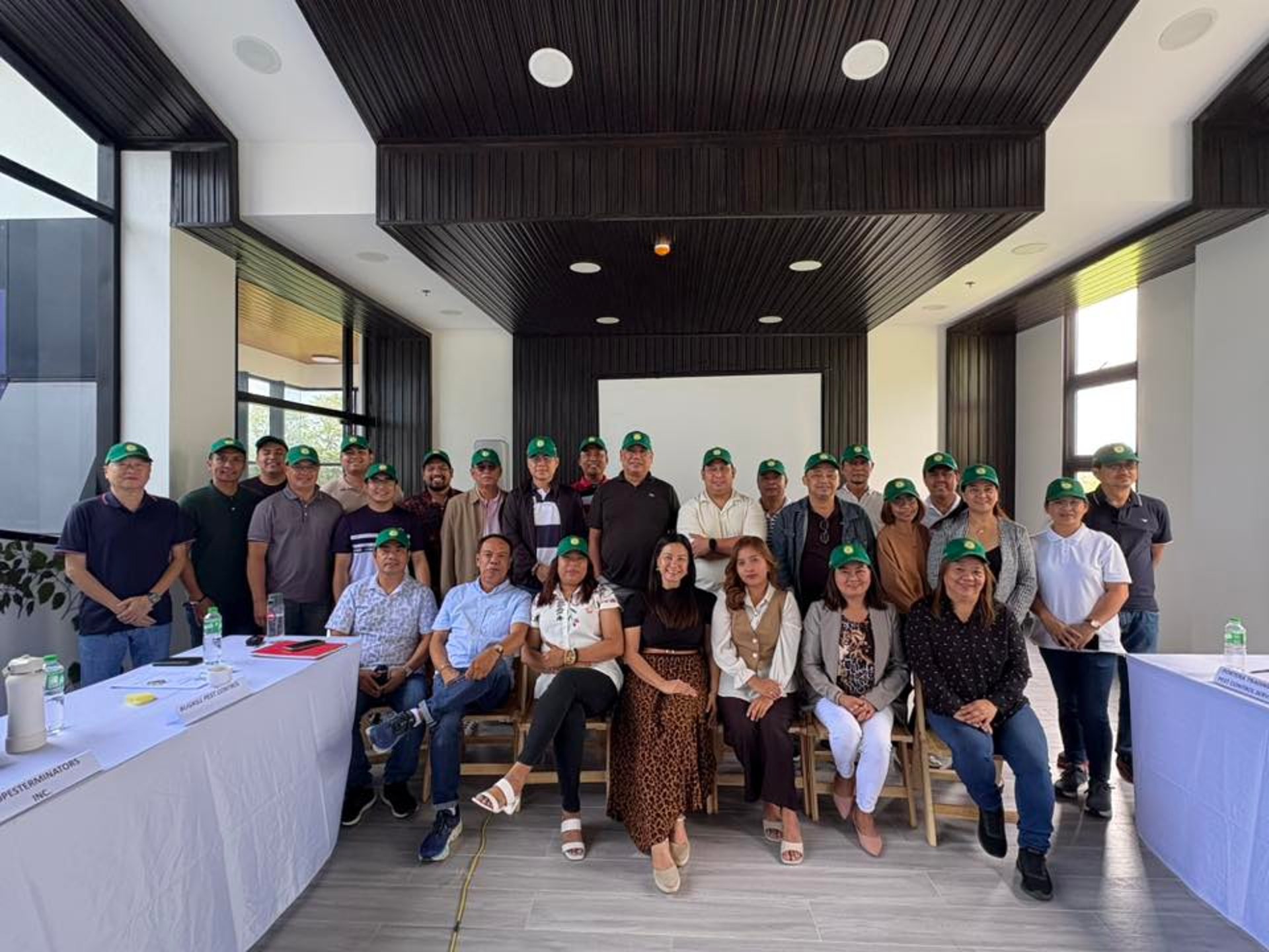 gray computer monitor