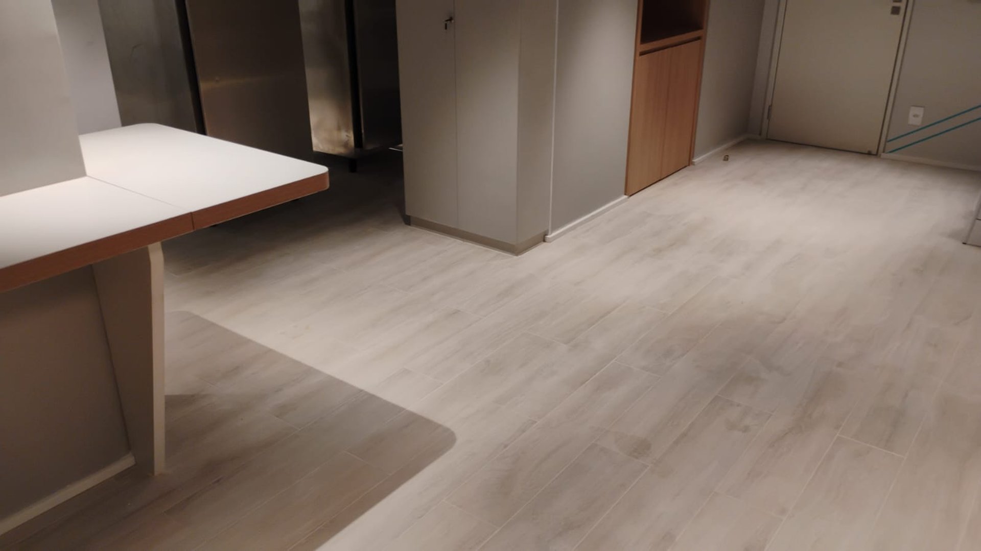 gray computer monitor