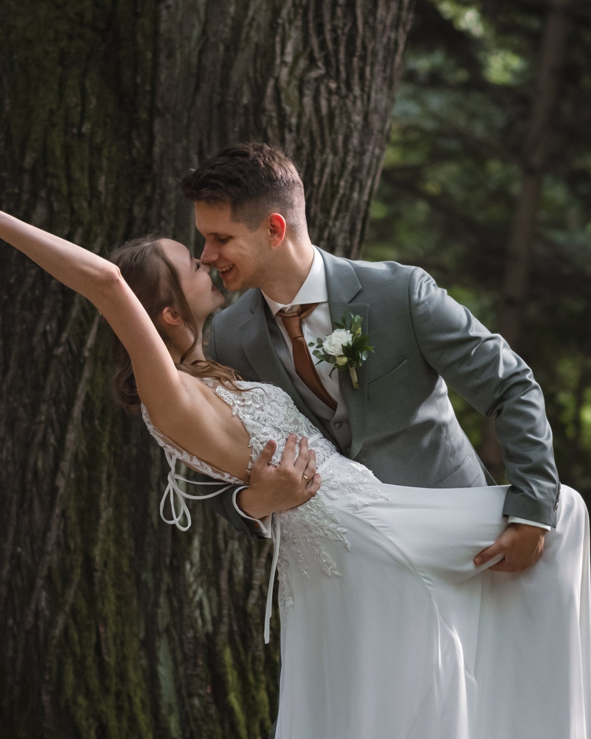 gray computer monitor