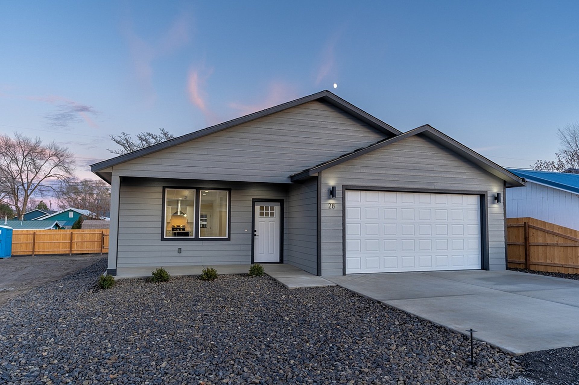 gray computer monitor