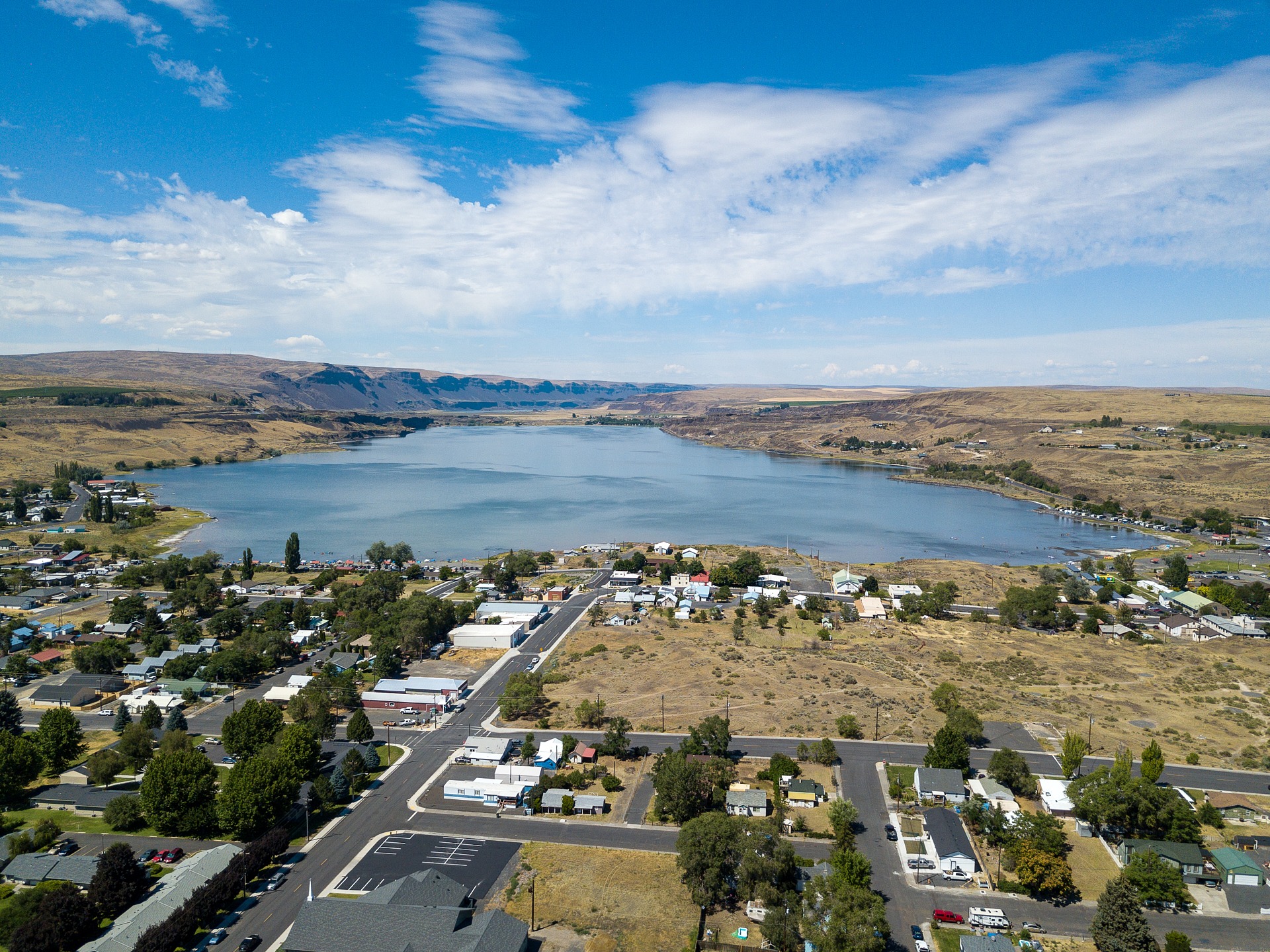 black and white bed linen