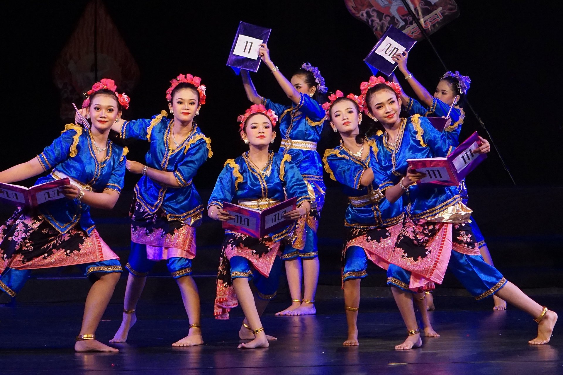 gray computer monitor