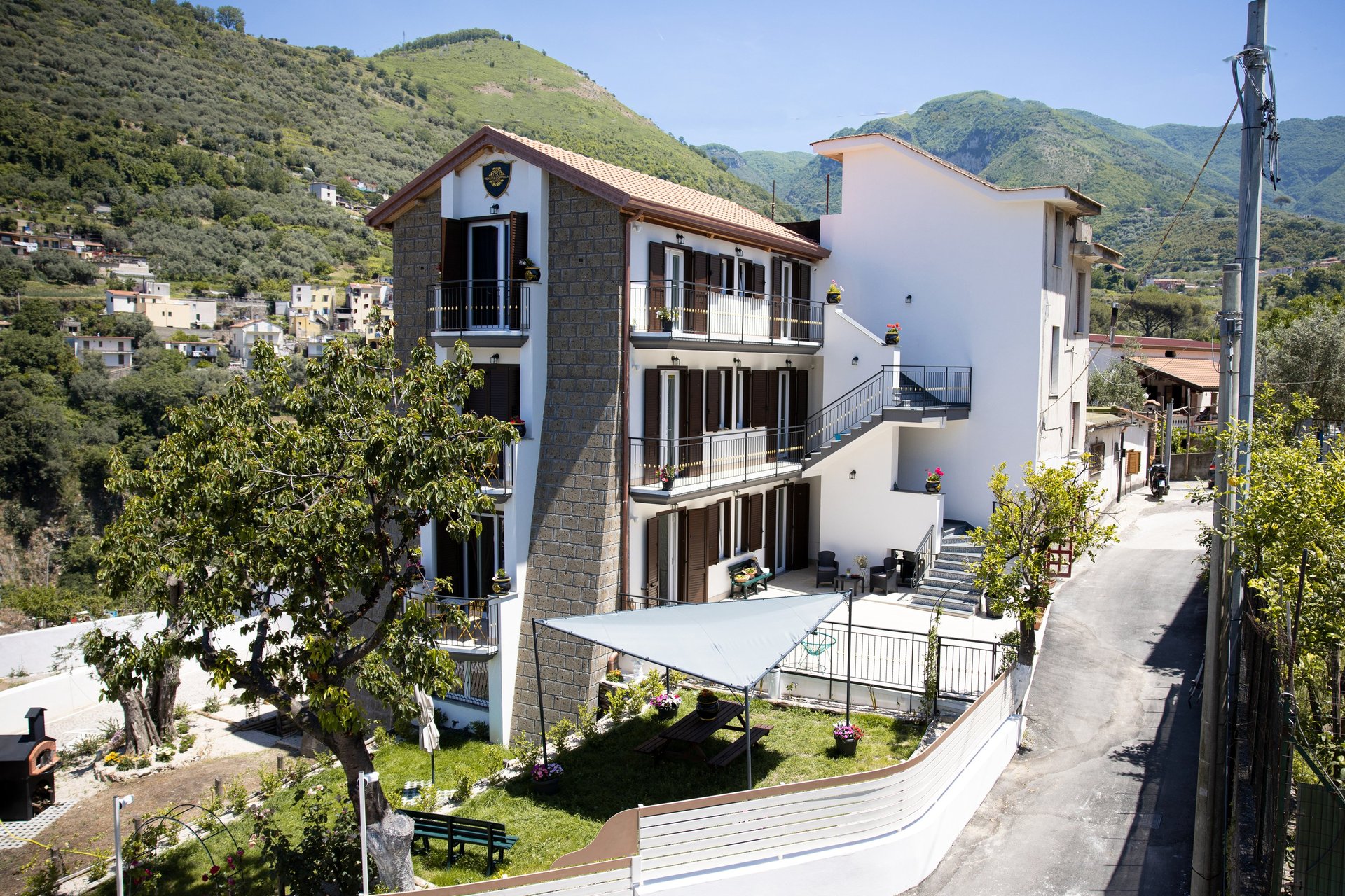 black and white bed linen