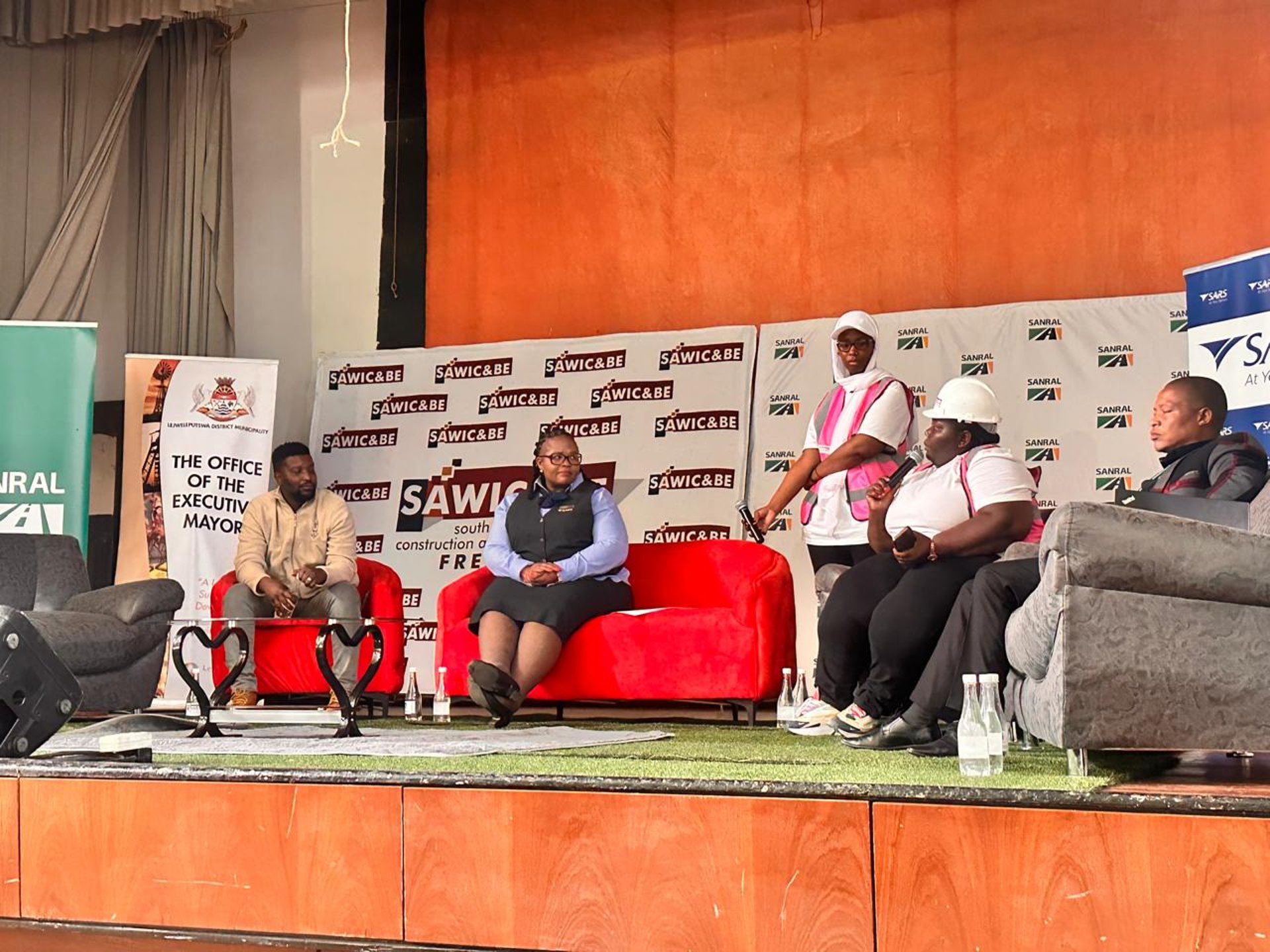 black and white bed linen