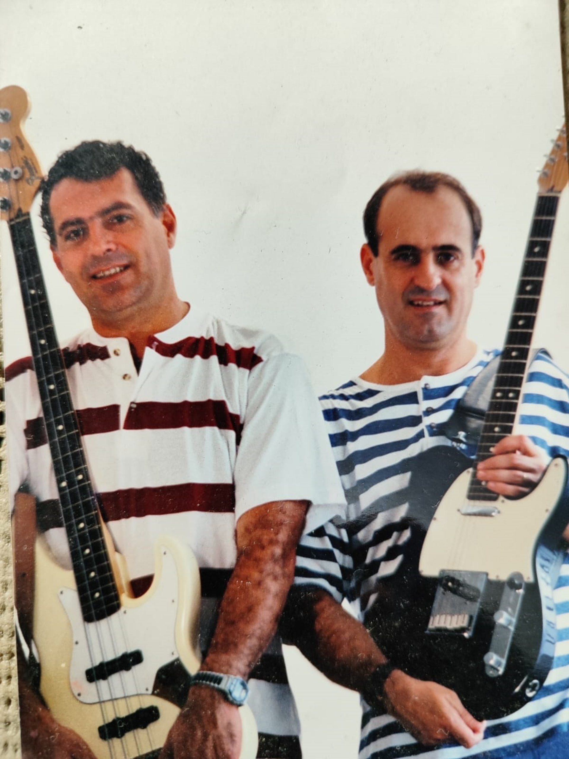 gray computer monitor