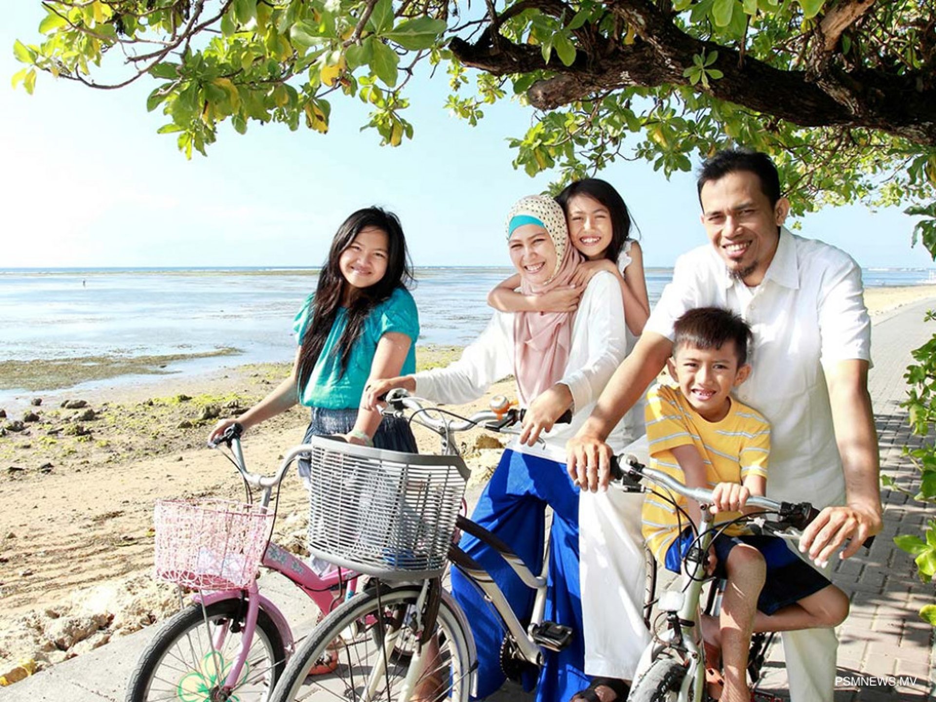 gray computer monitor