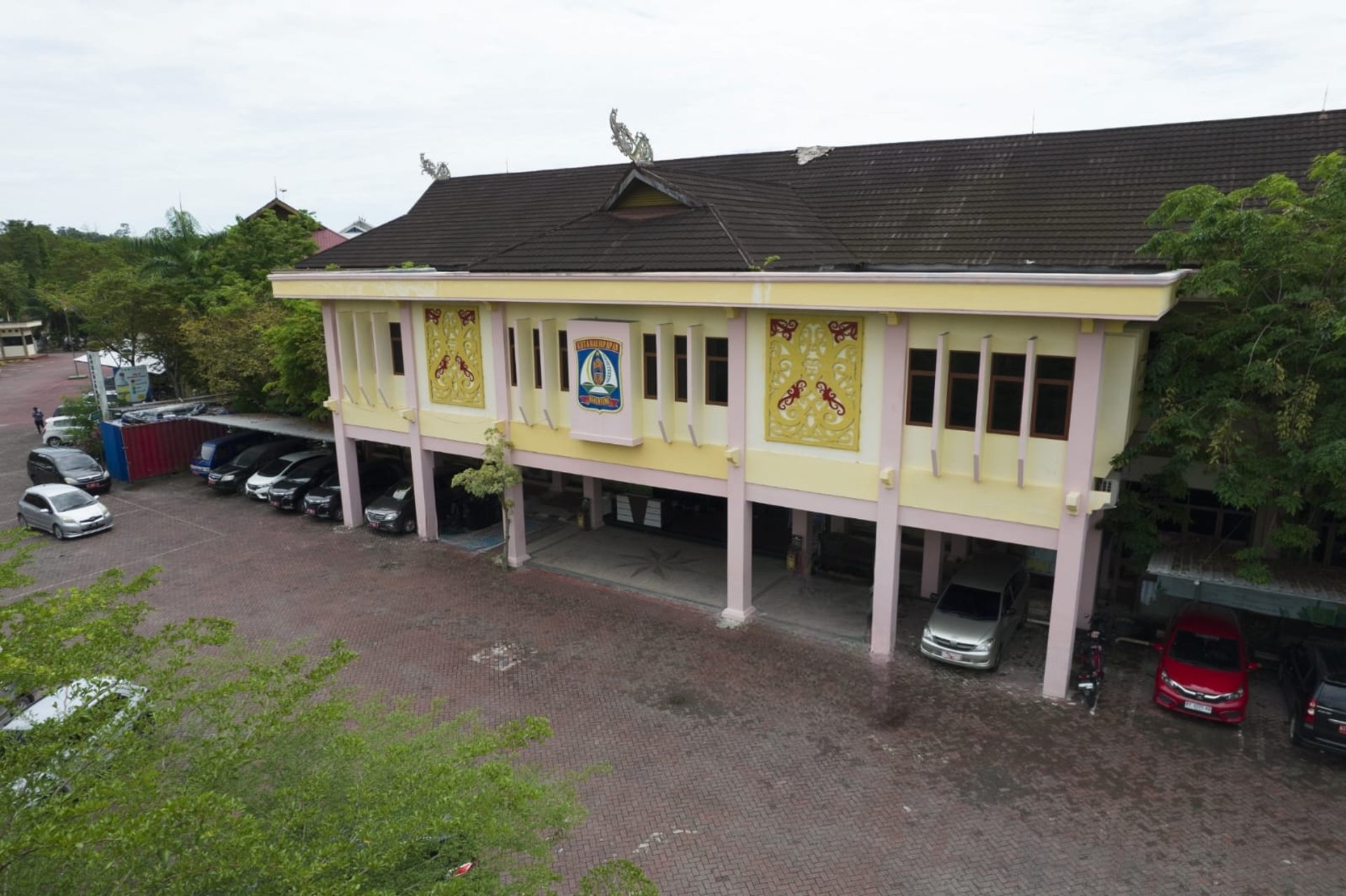 brown wooden house on lake