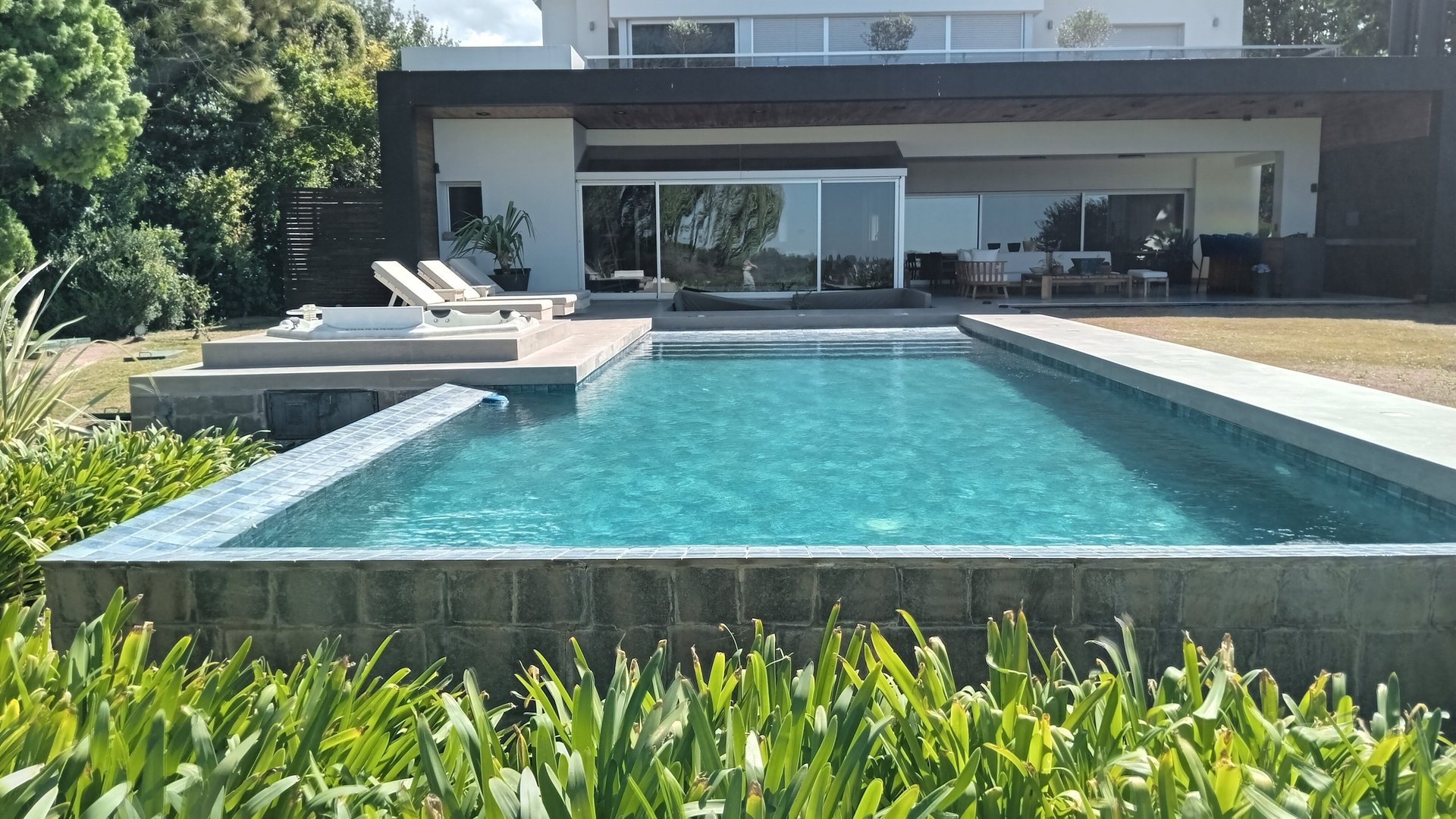 black and white bed linen